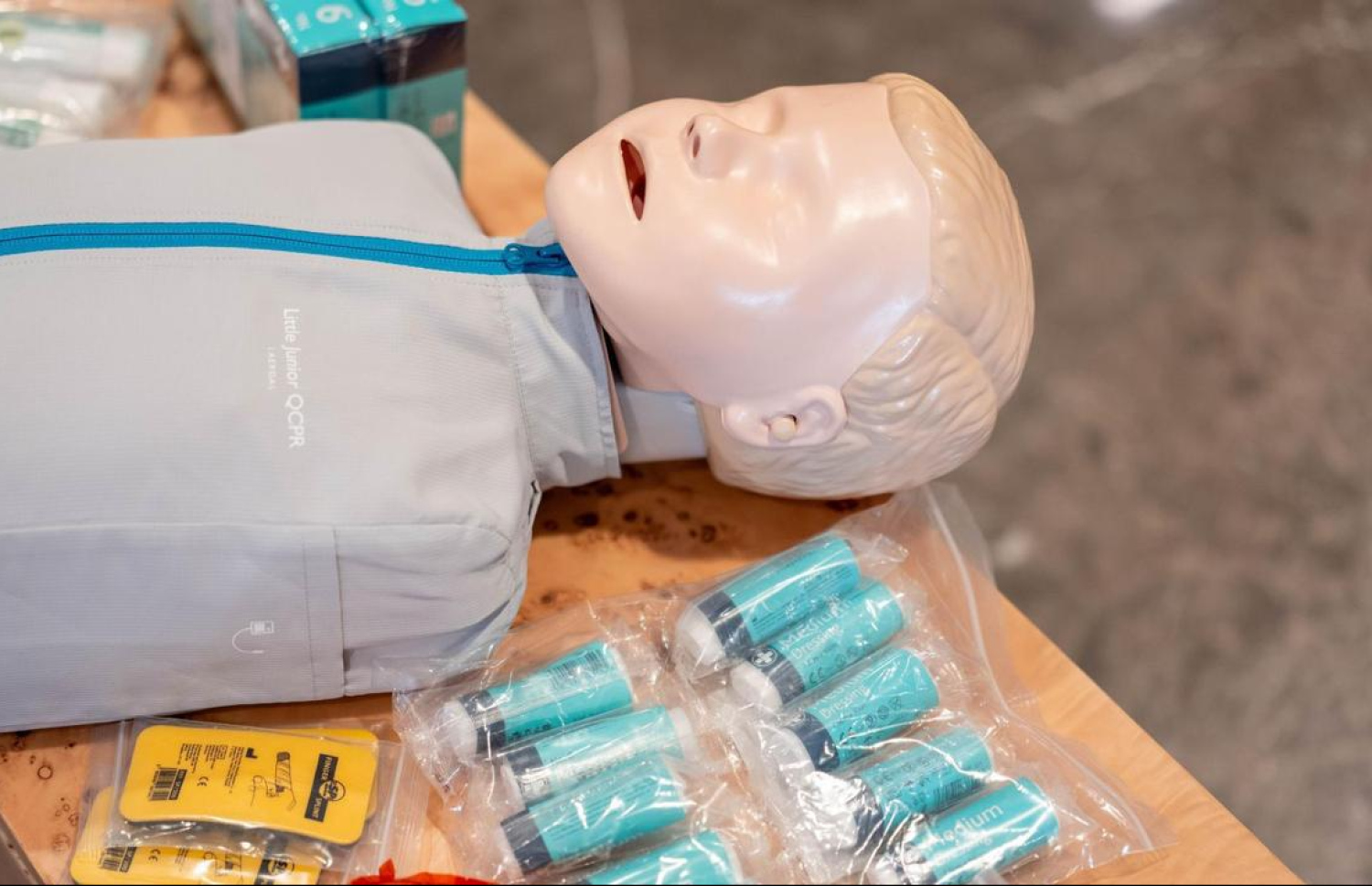 އިނގިރޭސި ސަރުކާރުން އެމްއޭސީއެލަށް ހަދިޔާކުރި އަވަސް ފަރުވާގެ ތަމްރީނު ދޭނެ ބައެއް ސާމާނު.-- ފޮޓޯ: އެމްއޭސީއެލް