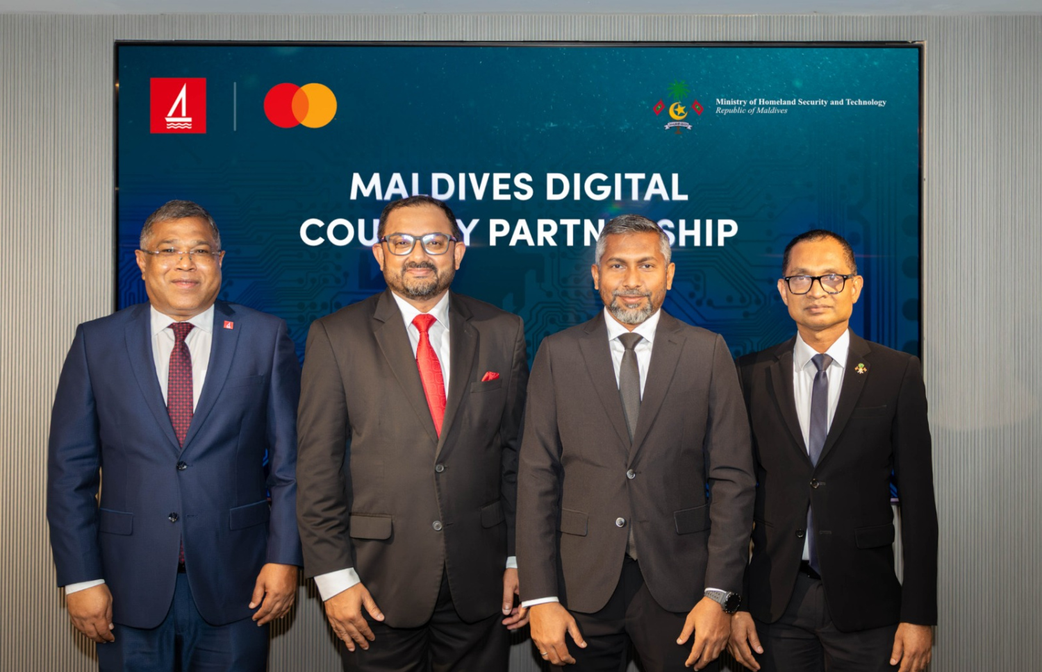 ރާއްޖޭގެ ޑިޖިޓަލް ނިޒާމު ވަރުގަދަ ކުރުމުގެ އެއްބަސްވުމުގައި ބީއެމްއެލް އާއި ހޯމް މިނިސްޓްރީ އާއި އެންސީއައިޓީ އަދި މާސްޓަކާޑުން ސޮއިކުރުމަށް މިއަދު ބޭއްވި ރަސްމިއްޔާތަށް ފަހު އެ އިދާރާތަކުގެ އިސްވެރިން ފޮޓޯއަކަށް ހުއްޓި ވަޑައިގެން.