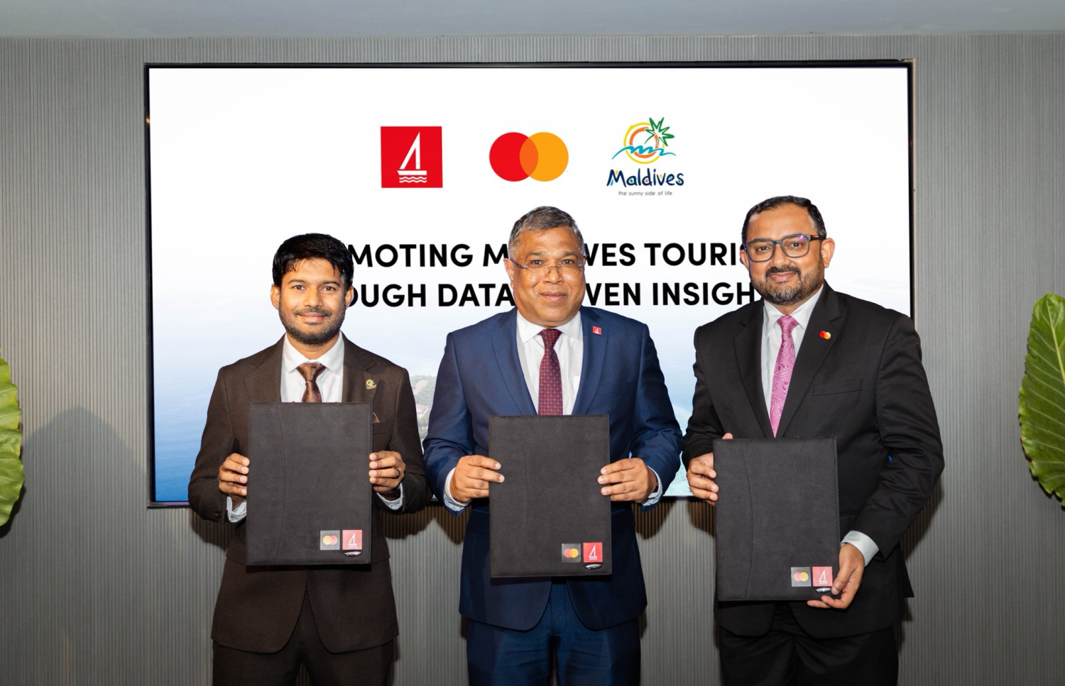 ޓޫރިޒަމް އިންސައިޓް ޑޭޓާ ޕްލެޓްފޯމް ތައާރަފުކުރުމުގެ އެއްބަސްވުމުގައި ބީއެމްއެލް އާއި ވިޒިޓް މޯލްޑިވްސް އަދި މާސްޓަކާޑުގެ އިސްވެރިން މިއަދު ސޮއިކުރެއްވުމަށް ފަހު ފޮޓޯއަކަށް ހުއްޓިވަޑައިގެން.