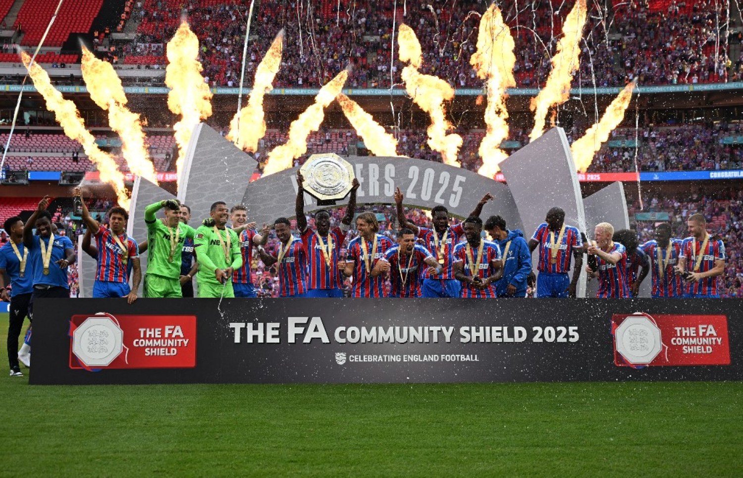 ޕެލަސްއިން ކޮމިޔުނިޓީ ޝީލްޑް އުފުލާލަނީ: އެ ޓީމު ޝީލްޑް ކާމިޔާބު ކުރީ ޕެނަލްޓީގައި ލިވަޕޫލު ބަލި ކުރުމަށް ފަހު --- ފޮޓޯ: އޭއެފްޕީ