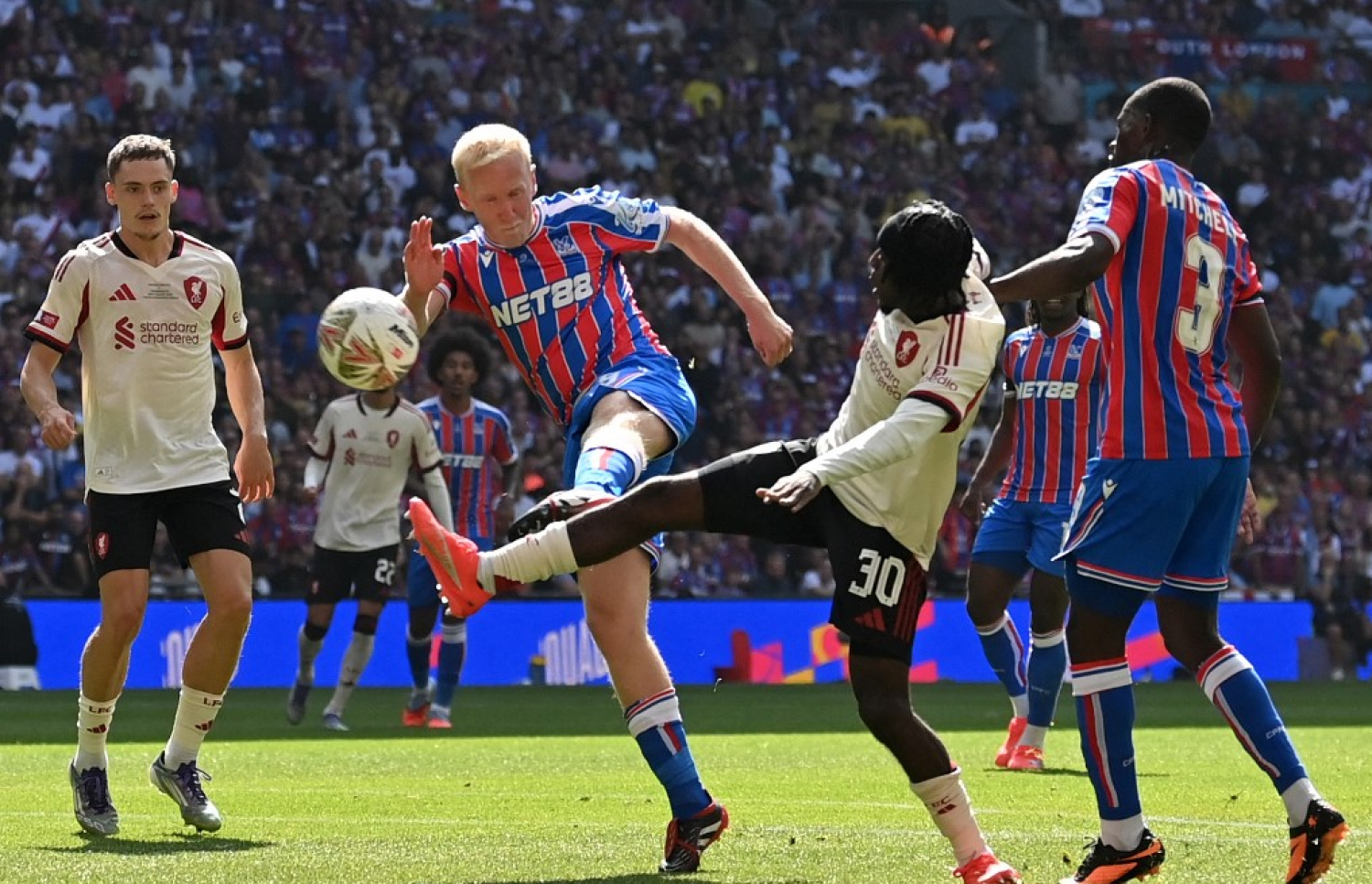 ކޮމިޔުނިޓީ ޝީލްޑް މެޗުގެ ތެރެއިން --- ފޮޓޯ: އޭއެފްޕީ