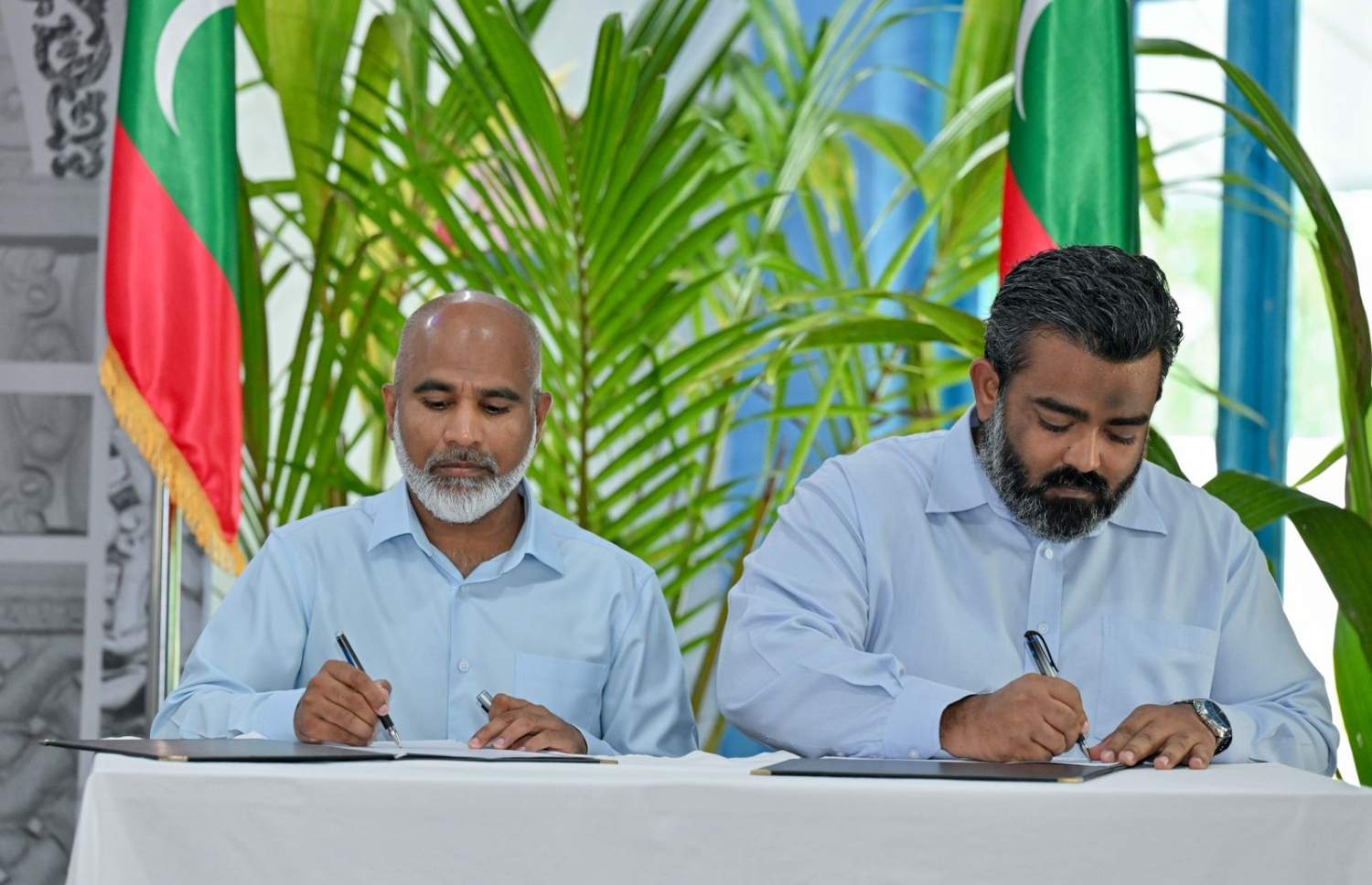 ކަމަދޫ ސްކޫލު އާ އިމާރާތް އެ އެއްބަސްވުމުގައި އެޑިޔުކޭޝަން މިނިސްޓަރު ޑރ. އިސްމާއިލް ޝަފީއު އާއި ފަހި ދިރިއުޅުން ކޯޕަރޭޝަންގެ މެނޭޖިންގް ޑިރެކްޓަރު ހަމްދާން ޝަކީލް ސޮއި ކުރައްވަނީ.-- ފޮޓޯ: ރައީސް އޮފީސް