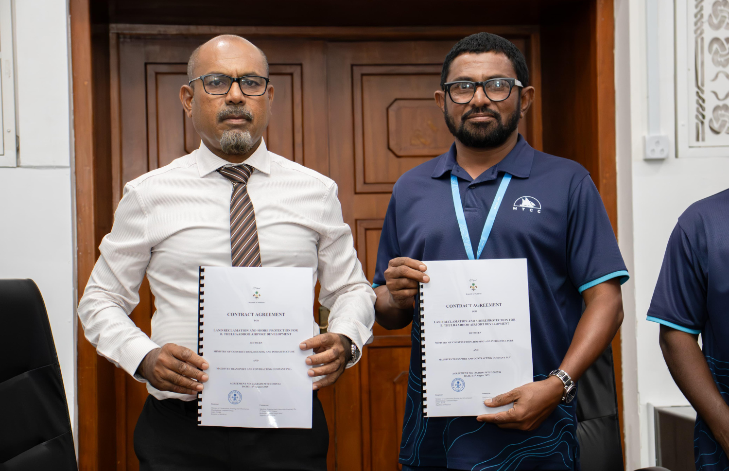 ތުޅާދޫ އެއާޕޯޓު ހަދަން ބޭނުންވާ ބިން ހިއްކުމުގެ މަސައްކަތުގެ އެއްބަސްވުމުގައި ކޮންސްޓްރަކްޝަން މިނިސްޓްރީގެ ސްޓޭޓް މިނިސްޓަރު ހަސަން ރަޝީދު އަދި އެމްޓީސީސީގެ ޑެޕިއުޓީ މެނޭޖިން ޑިރެކްޓަރު ޖަމްޝީދު މިއަދު ސޮއިކުރެއްވުމަށް ފަހު ފޮޓޯއަކަށް ހުއްޓިވަޑައިގެން.---ފޮޓޯ: އެމްޓީސީސީ