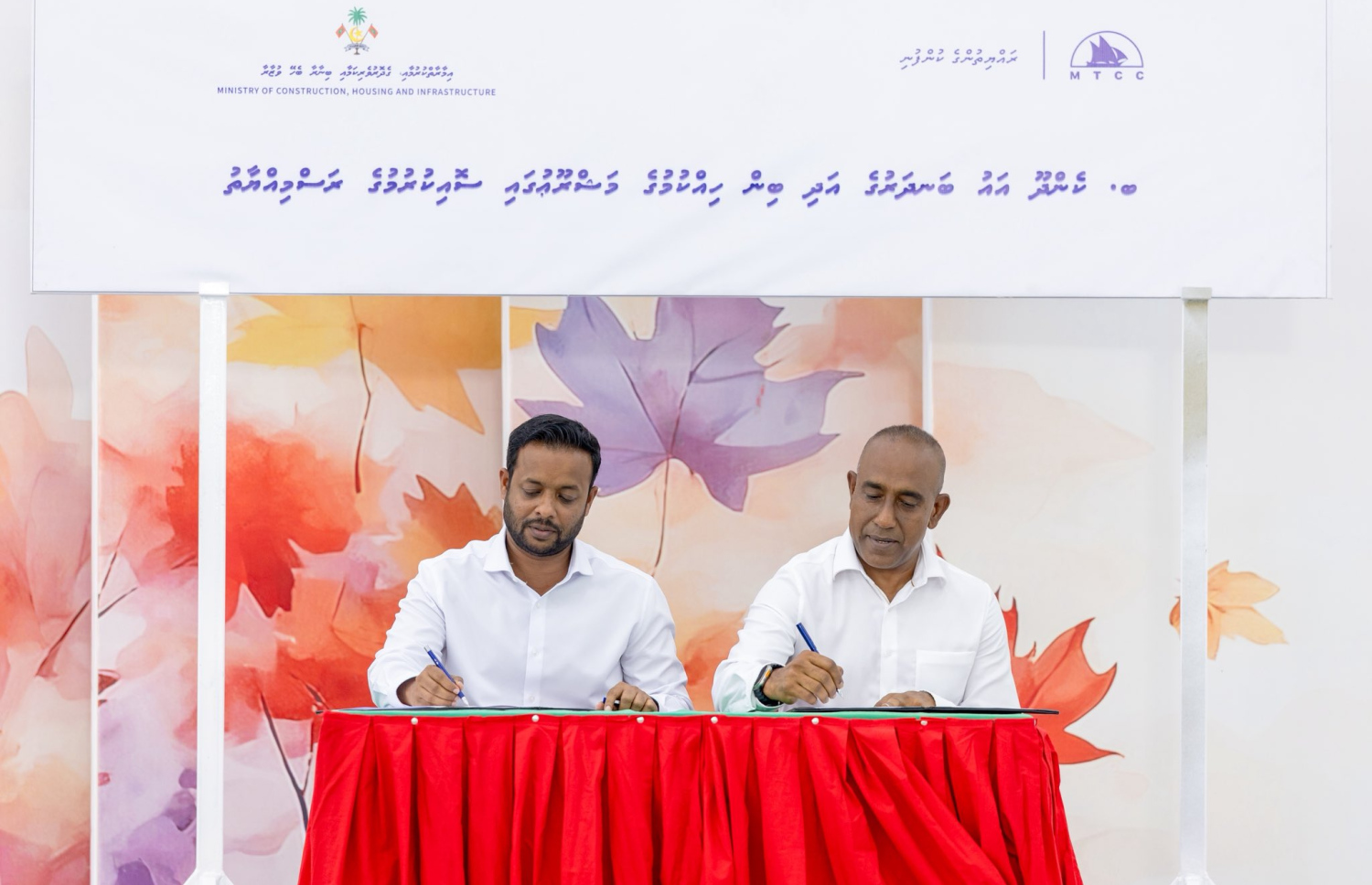 ކެންދޫގެ ބަނދަރު މަޝްރޫއު އާއި ބިން ހިއްކުމުގެ މަޝްރޫއުގެ އެއްބަސްވުމުގައި އެމްޓީސީސީގެ ސީއީއޯ އަހުމަދު ސައުދީ އަދި ހައުސިން މިނިސްޓަރު ޑރ. އަބްދުﷲ މުއްތަލިބު ސޮއި ކުރައްވަނީ.