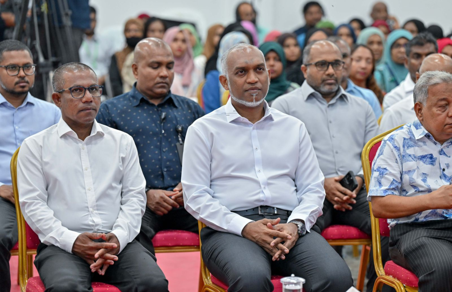 އޭދަފުށީގައި މިރޭ ބޭއްވި ޖަލްސާ އަށް ރައީސް މުއިއްޒު ބައިވެރިވެވަޑައިގަންނަވަނީ.---ފޮޓޯ: ރައީސް އޮފީސް