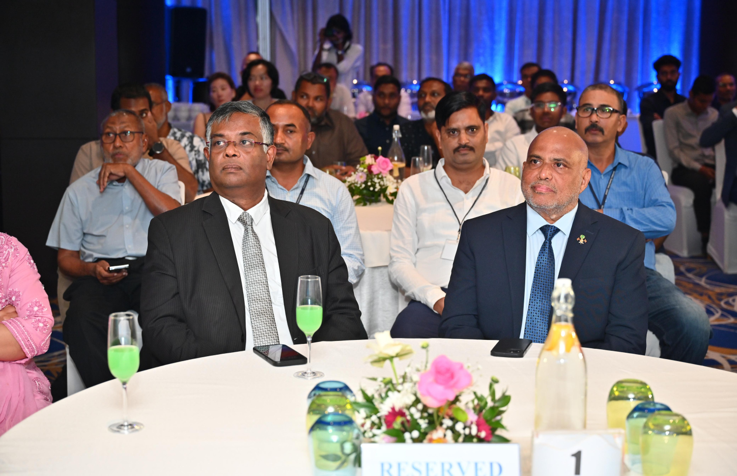 އިންޑިއާގެ ވީސީއެލް ގުރޫޕުން ރާއްޖޭގައި ހަދާ ލަގްޒަރީ އެޕާޓްމަންޓު ރެޒިޑެންސް "ބްލޫ ލެގޫން" ޕްރޮޖެކްޓް ރޭ އިފުތިތާހު ކުރުމަށް ބޭއްވި ހަފުލާގައި ހަޔާ އެޑިއުކޭޝަން މިނިސްޓަރު ޑރ. ހައިދަރާއި ރާއްޖޭގައި ހުންނަވާ އިންޑިއާގެ ސަފީރު ބައިވެރިވެވަޑައިގަންނަވަނީ.---ފޮޓޯ: ނިޝާން އަލީ| މިހާރު