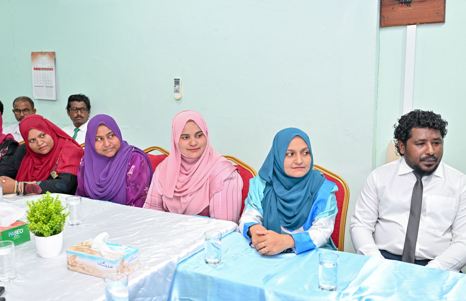 ރައީސް މުއިއްޒު މިދިޔަ އޮގަސްޓް މަހު ކެންދު އަށް ވަޑައިގެން އެ ރަށު ކައުންސިލާ އެކު ބޭއްވެވި ބައްދަލުވިމަށް ހާޒިރުވެވަޑައިގެންނެވި ބައެއް ބޭފުޅުން.---ފޮޓޯ: ރައީސް އޮފީސް