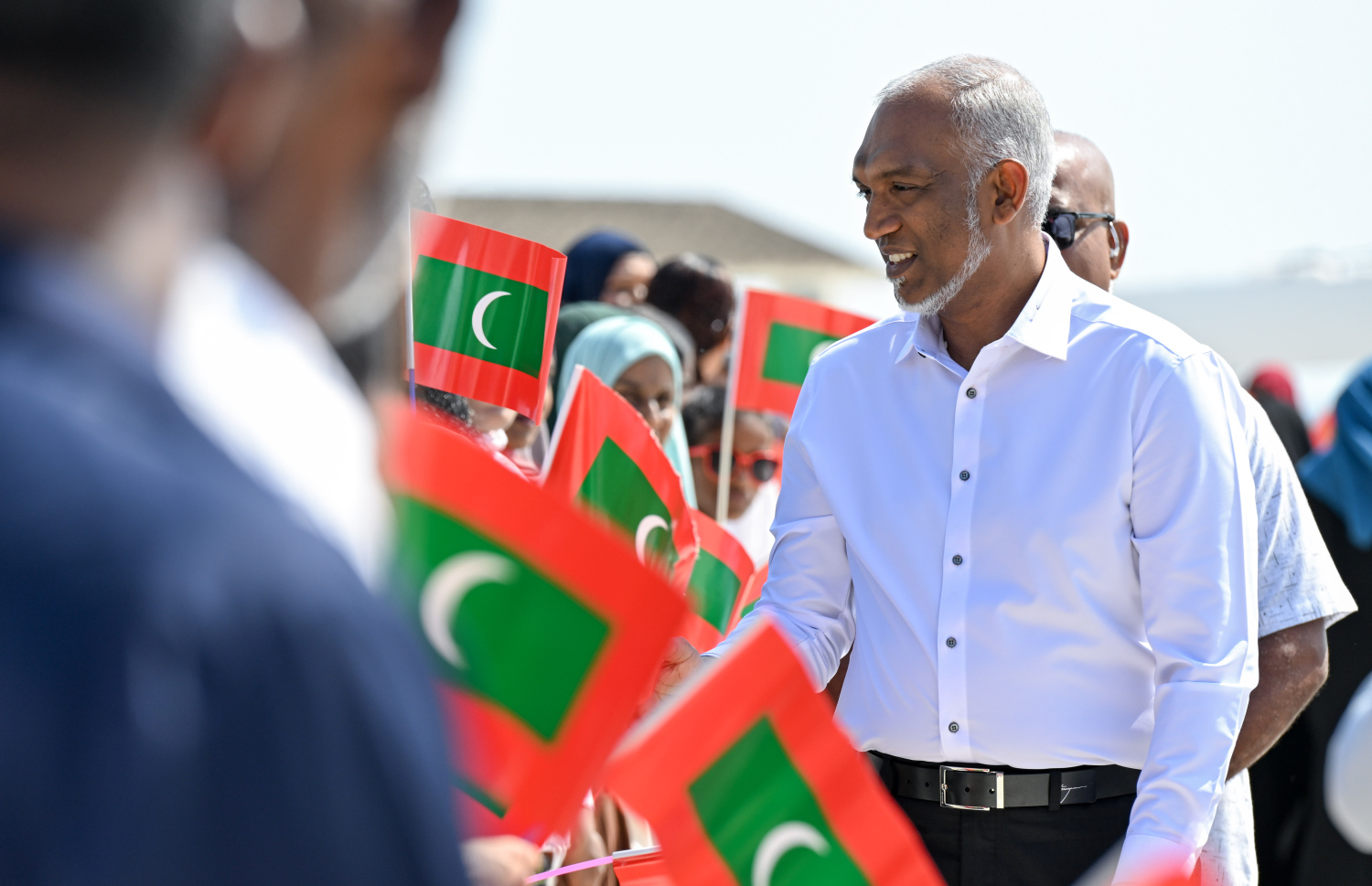 ރައިސް ޑރ. މުހައްމަދު މުއިއްޒު ބ. ކަމަދޫއަށް ވަޑައިގަތުމުން އެ ރަށުން އެމަނިކުފާނަށް މަރުހަބާ ކިޔުމަށް ނިކުތް ކުޑަކުއްޖަކާ ސަލާމް ކުރައްވަނީ،.--- ފޮޓޯ: ރައީސް އޮފީސް