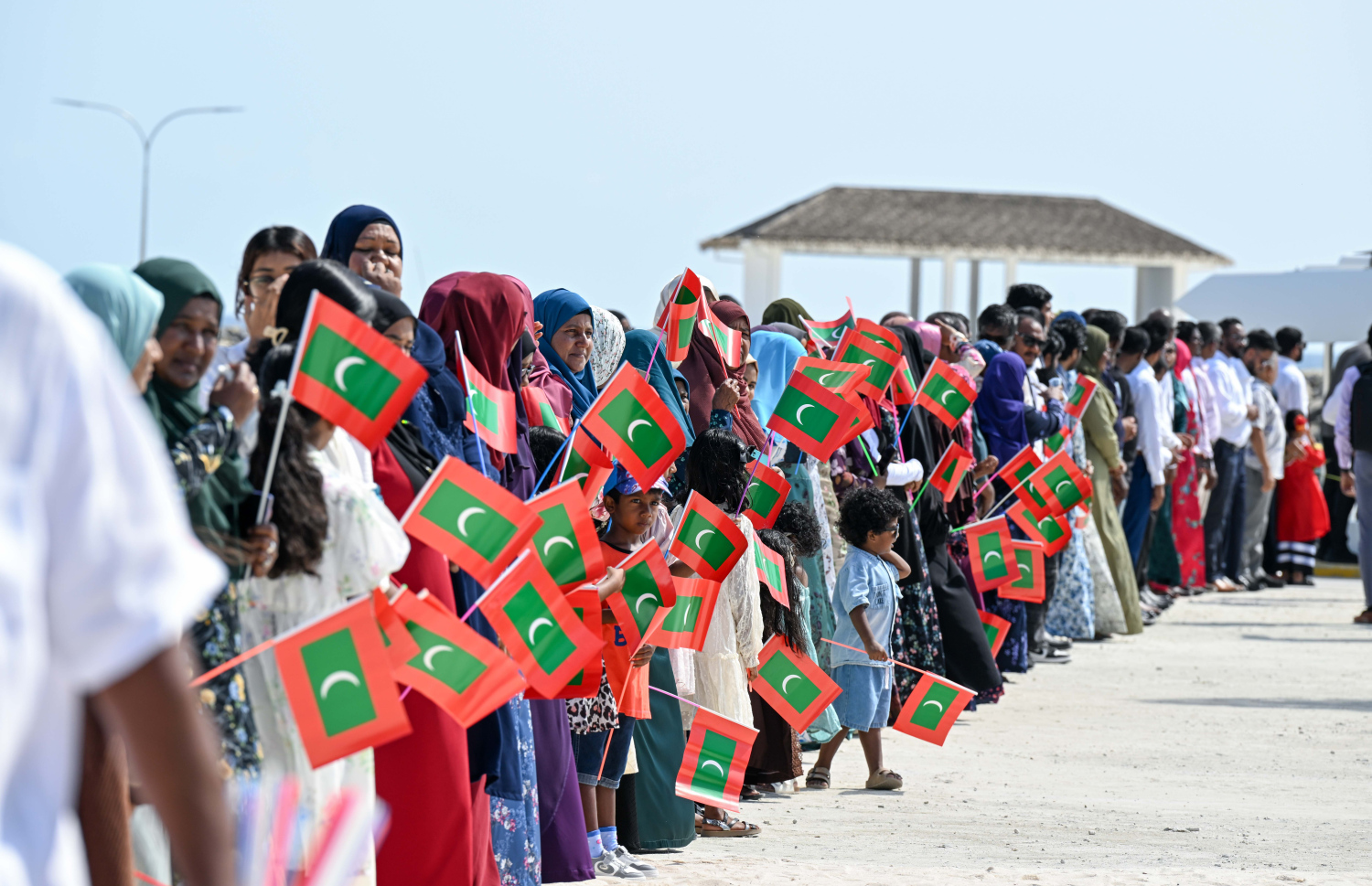 ރައިސް ޑރ. މުހައްމަދު މުއިއްޒު ބ. ކަމަދޫއަށް ވަޑައިގަތުމުން އެ ރަށުން އެމަނިކުފާނަށް މަރުހަބާ ކިޔުމަށް  ނިކުތް ރައްޔިތުން،.--- ފޮޓޯ: ރައީސް އޮފީސް