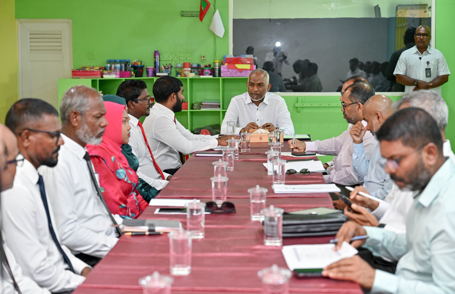 ރައިސް ޑރ. މުހައްމަދު މުއިއްޒު ބ. ކަމަދޫއަށް ވަޑައިގެން އެރަށު ކައުންސިލް މެމްބަރުންނާ ބައްދަލު ކުރައްވަނީ،.--- ފޮޓޯ: ރައީސް އޮފީސް