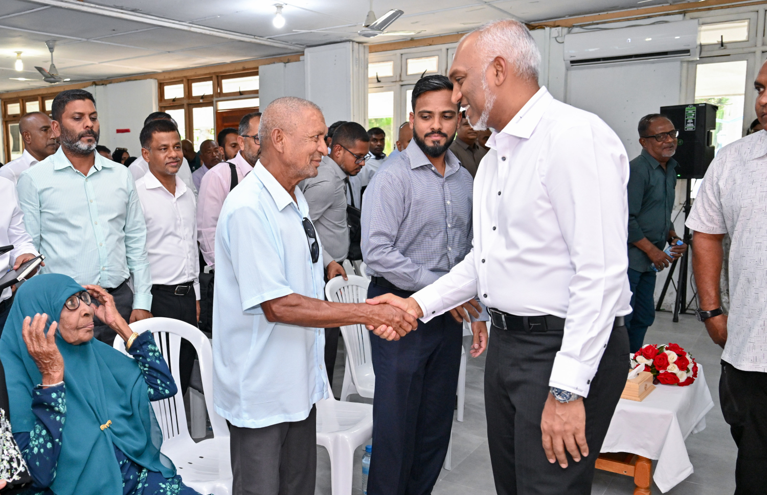 ރައިސް ޑރ. މުހައްމަދު މުއިއްޒު ބ. ކަމަދޫއަށް ވަޑައިގެން އެރަށު ރައްޔިތުންނާ ބައްދަލުކުރައްވަން ބޭއްވި ޖަލްސާ،.--- ފޮޓޯ: ރައީސް އޮފީސް