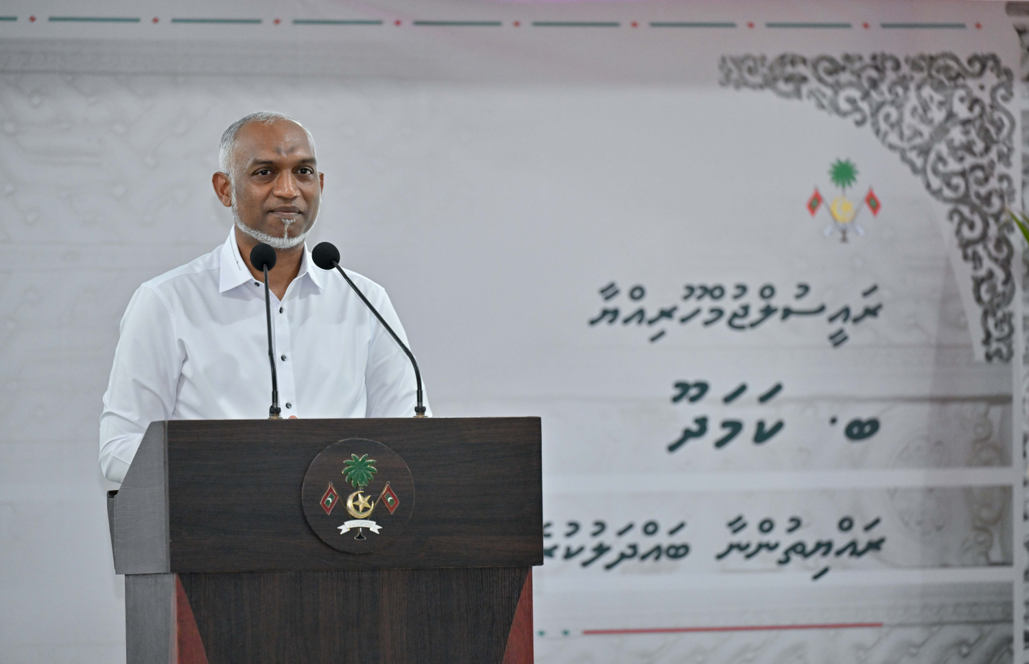 ރައިސް ޑރ. މުހައްމަދު މުއިއްޒު ބ. ކަމަދޫއަށް ވަޑައިގެން އެރަށު ރައްޔިތުންނާ ބައްދަލުކުރައްވަން ބޭއްވި ޖަލްސާގައި ރައީސް މުއިއްޒު ވާހަކަފުޅު ދައްކަވަނީ.--- ފޮޓޯ: ރައީސް އޮފީސް