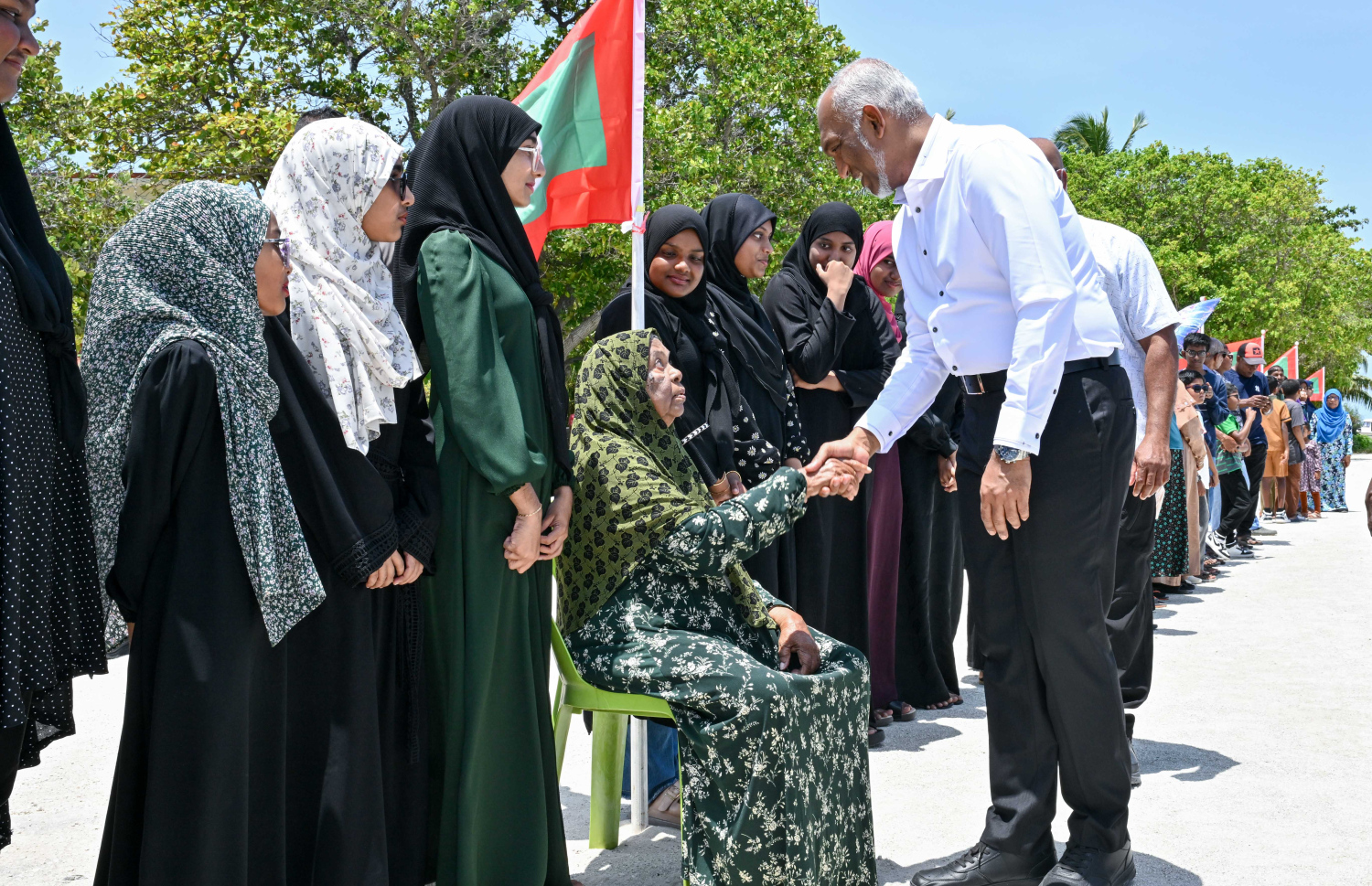 ރައިސް ޑރ. މުހައްމަދު މުއިއްޒު ބ. ކުޑރިކިއްޔަށް ވަޑައިގަތުމުން އެ ރަށުން އެމަނިކުފާނަށް މަރުހަބާ ކިޔުމަށް ނިކުތް ރައްޔިތުންނާ ސަލާމް ކުރައްވަނީ،.--- ފޮޓޯ: ރައީސް އޮފީސް