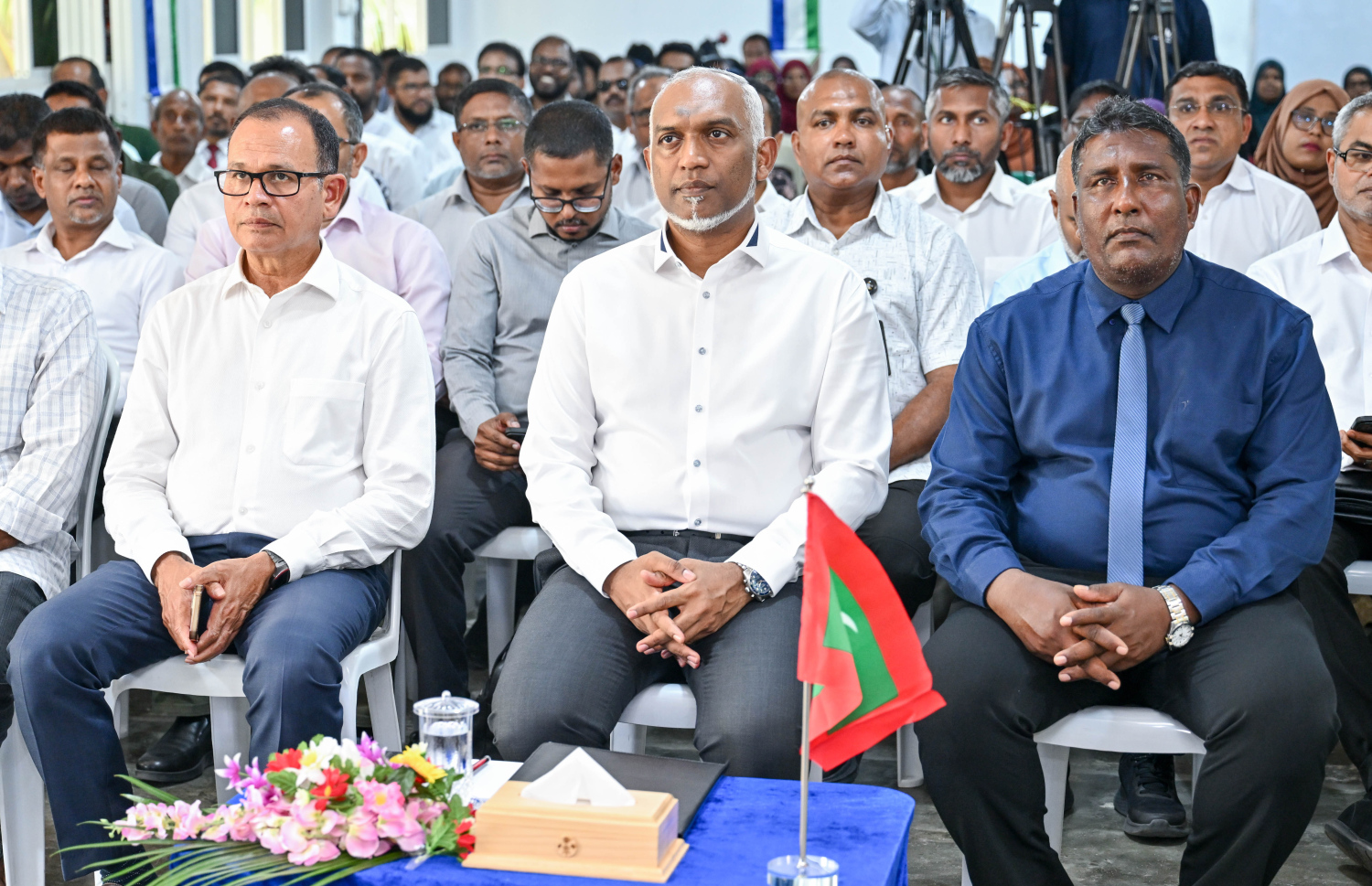 ރައިސް ޑރ. މުހައްމަދު މުއިއްޒު ބ. ކުޑަރިކިލަށް ވަޑައިގެން އެރަށު ރައްޔަތުންނާ ބައްދަލުކުރައްވަން ބޭއްވި ޖަލްސާ،.--- ފޮޓޯ: ރައީސް އޮފީސް
