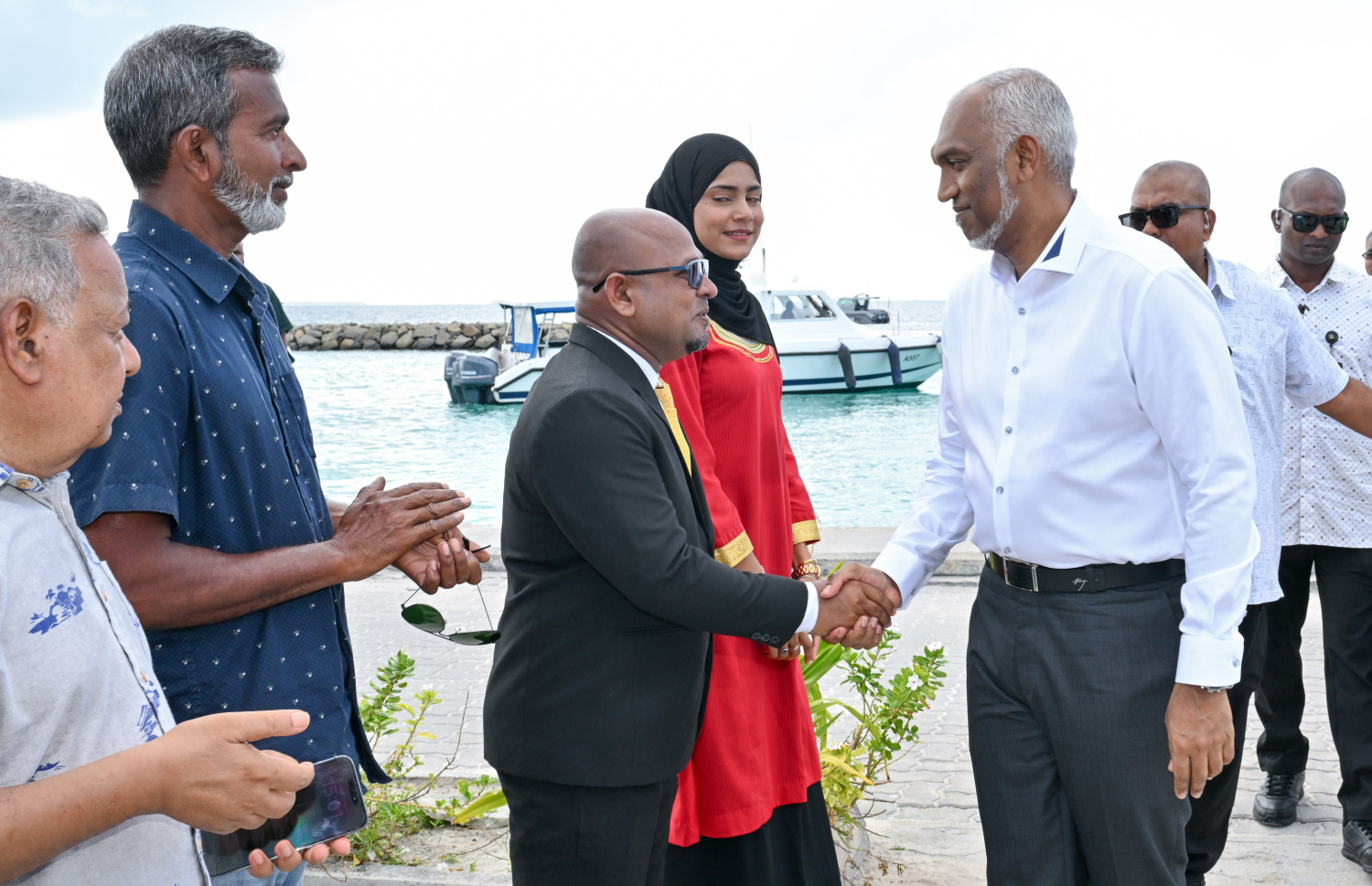 ރައިސް ޑރ. މުހައްމަދު މުއިއްޒު ބ. ކެންދޫއަށް ވަޑައިގަތުމުން އެ ރަށުން އެމަނިކުފާނަށް މަރުހަބާ ދަންނަވަނީ .--- ފޮޓޯ: ރައީސް އޮފީސް