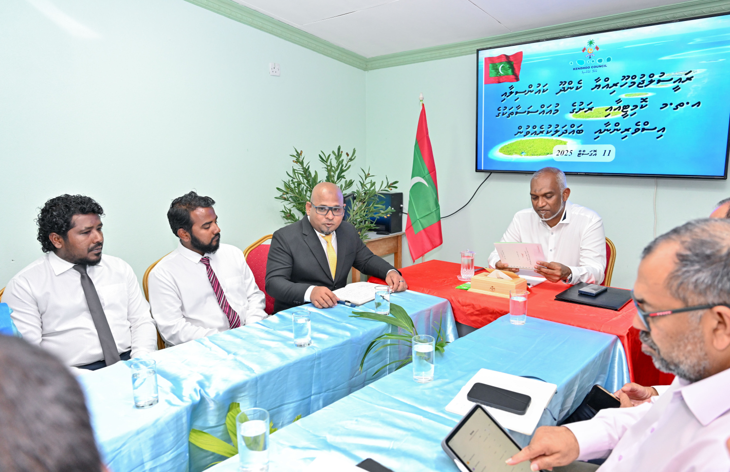 ރައިސް ޑރ. މުހައްމަދު މުއިއްޒު ބ. ކެންދޫއަށް ވަޑައިގެން އެރަށު ކައުންސިލް މެމްބަރުންނާ ބައްދަލު ކުރައްވަނީ،.--- ފޮޓޯ: ރައީސް އޮފީސް