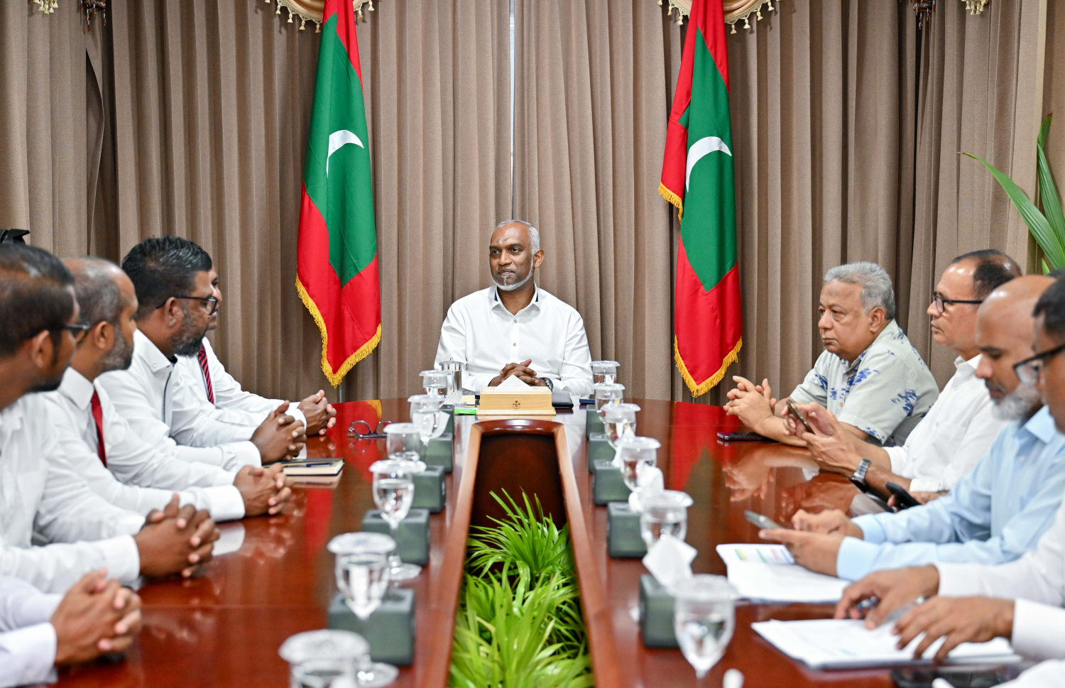 ރައިސް ޑރ. މުހައްމަދު މުއިއްޒު ބ. އޭދަފުއްޓަށް ވަޑައިގެން އެރަށު ކައުންސިލް މެމްބަރުންނާ ބައްދަލު ކުރައްވަނީ،.--- ފޮޓޯ: ރައީސް އޮފީސް