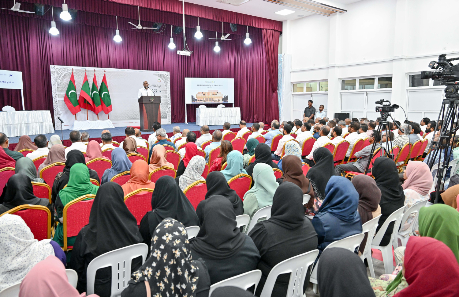 ރައިސް ޑރ. މުހައްމަދު މުއިއްޒު ބ. އޭދަފުއްޓަށް ވަޑައިގެން، އެރަށުގެ ރައްޔިތުންނާ ބައްދަލު ކުރެއްވުމަށް ބޭއްވި ޖަލްސާ،.--- ފޮޓޯ: ރައީސް އޮފީސް