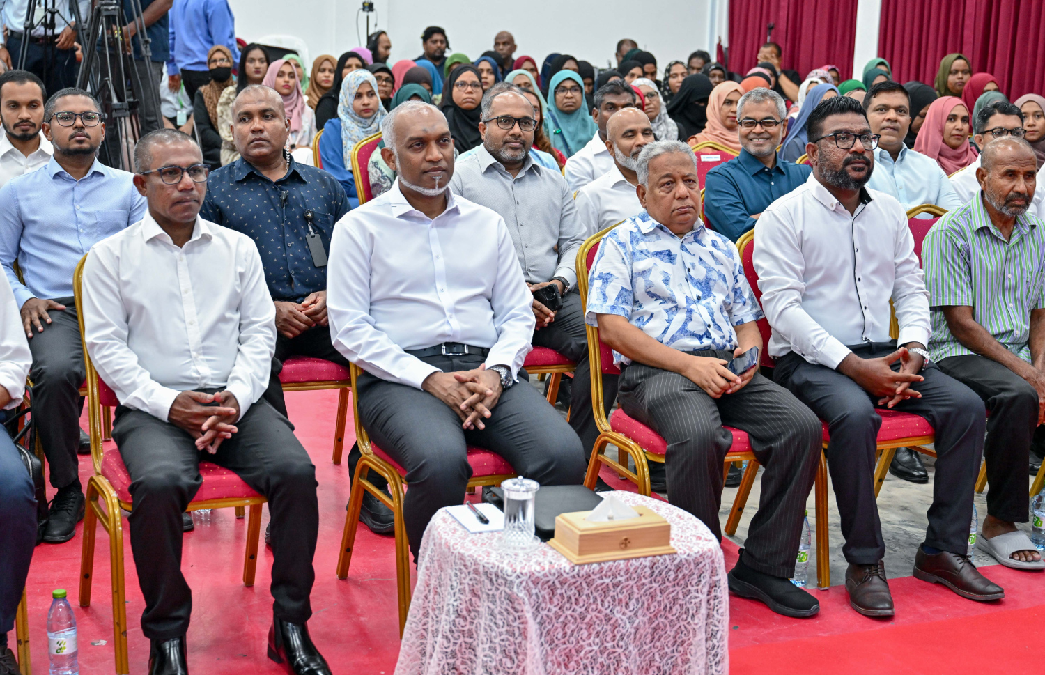 ރައިސް ޑރ. މުހައްމަދު މުއިއްޒު ބ. އޭދަފުއްޓަށް ވަޑައިގެން، އެރަށުގެ ރައްޔިތުންނާ ބައްދަލު ކުރެއްވުމަށް ބޭއްވި ޖަލްސާ،.--- ފޮޓޯ: ރައީސް އޮފީސް