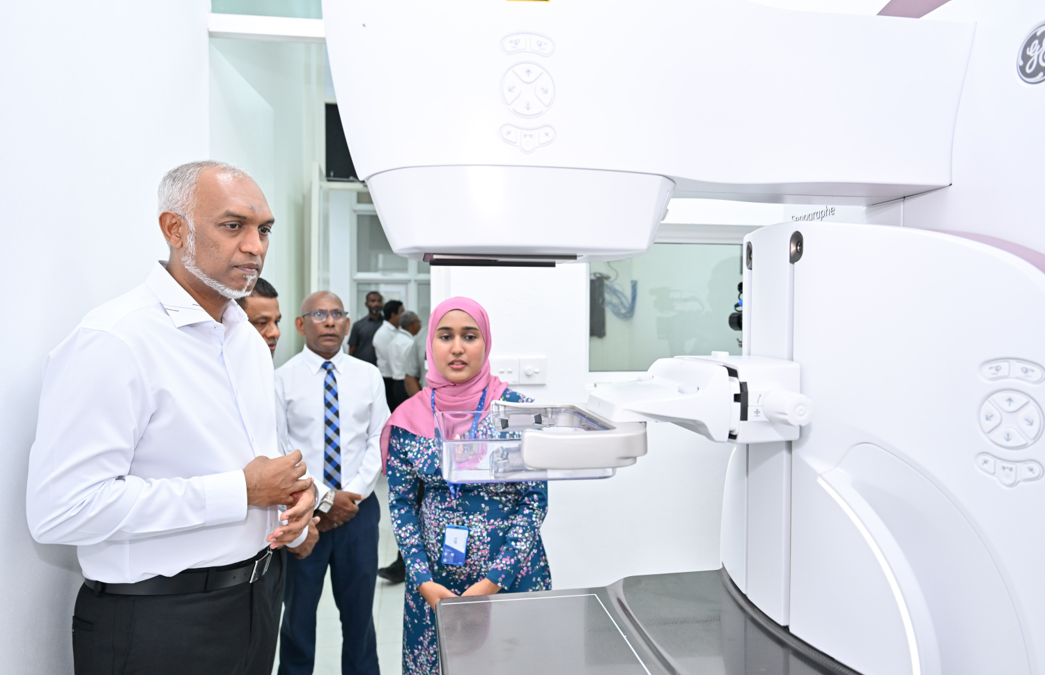 ބ. އަތޮޅު ހޮސްޕިޓަލްގައި މެމޮގްރަފީގެ ހިދުމަތް ފައްޓަވައި ދެއްވުމަށް ފަހު، އެ ހިދުމަތް ދޭން ރާވާފައިވާ ގޮތް ރައީސް މިއަދު އޮޅުން ފިލުއްވަނީ.---ފޮޓޯ: ރައީސް އޮފީސް