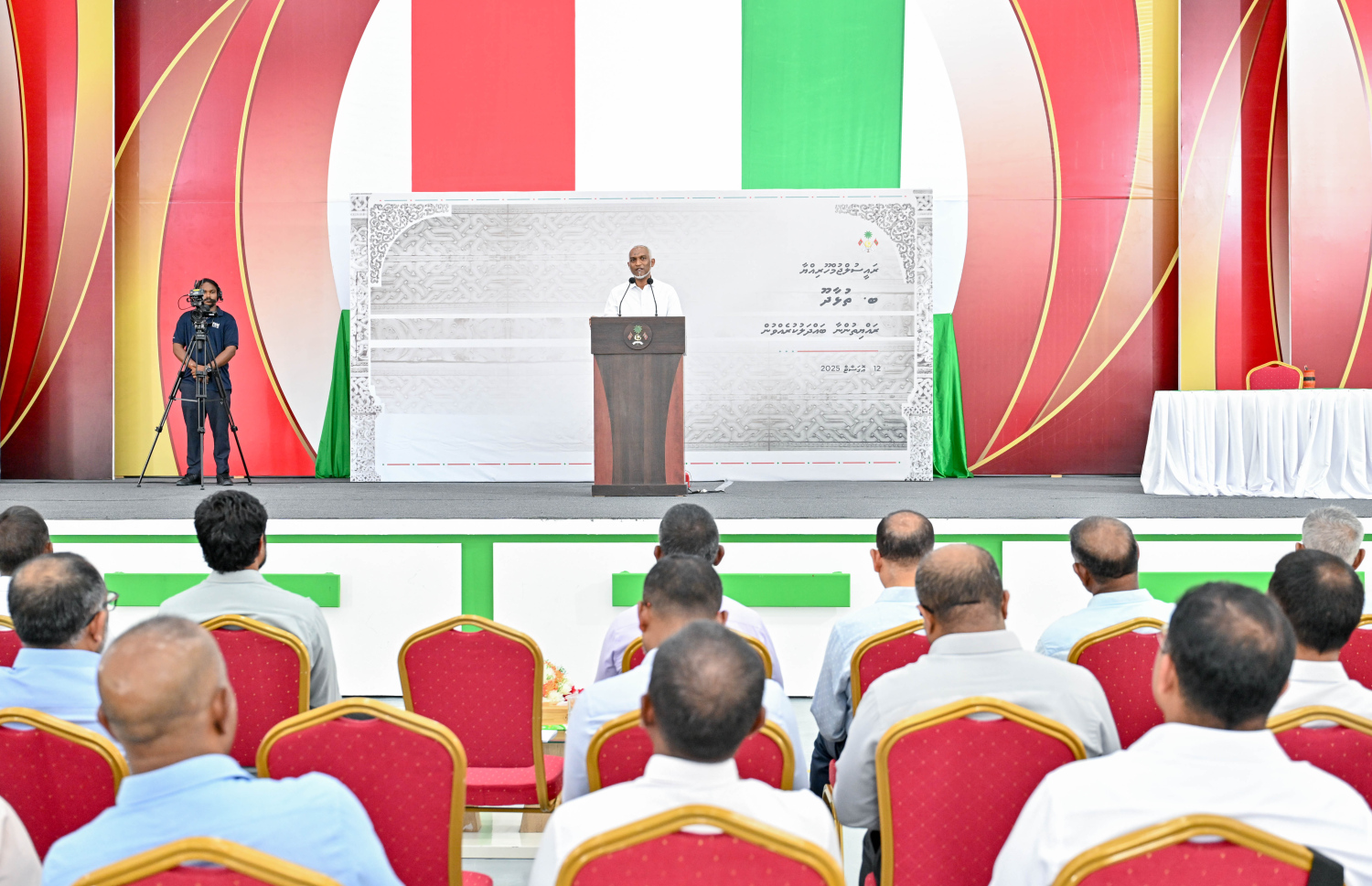 ރައީސް ޑރ. މުހައްމަދު މުއިއްޒު، ބ. ތުޅާދޫއަށް ވަޑައިގެން އެރަށު ރައްޔިތުންނާ ބައްދަލުކުރައްވާ ވާހަކަފުޅު ދައްކަވަނީ.