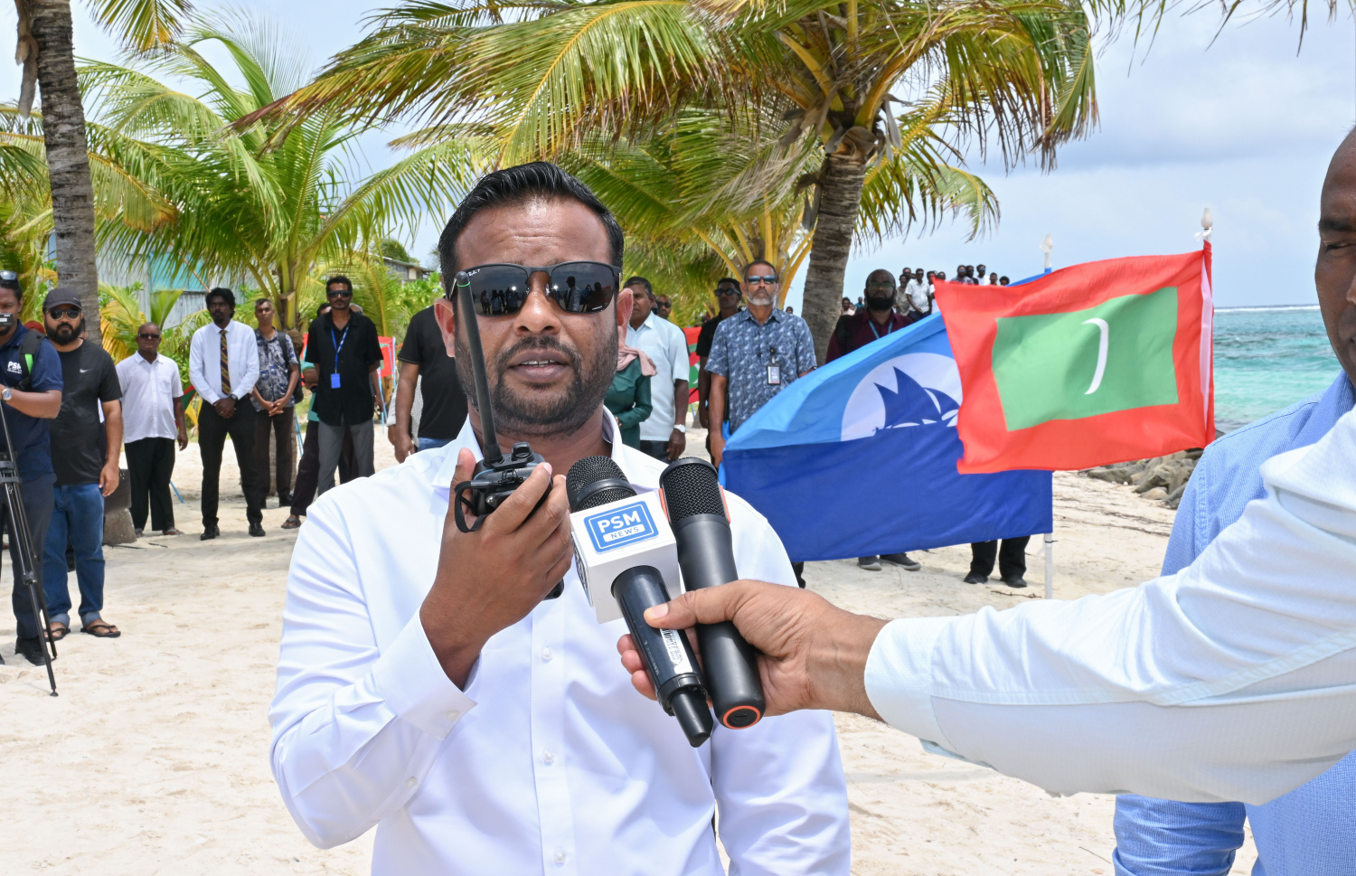 ތުޅާދޫ އެއާޕޯޓު ހަދަން ބޭނުންވާ ބިން ހިއްކުމުގެ މަސައްކަތް ކޮންސްޓްރަކްޝަން މިނިސްޓަރު މުއްތަލިބު މިއަދު ފައްޓަވައި ދެއްވަނީ.---ފޮޓޯ: ރައީސް އޮފީސް