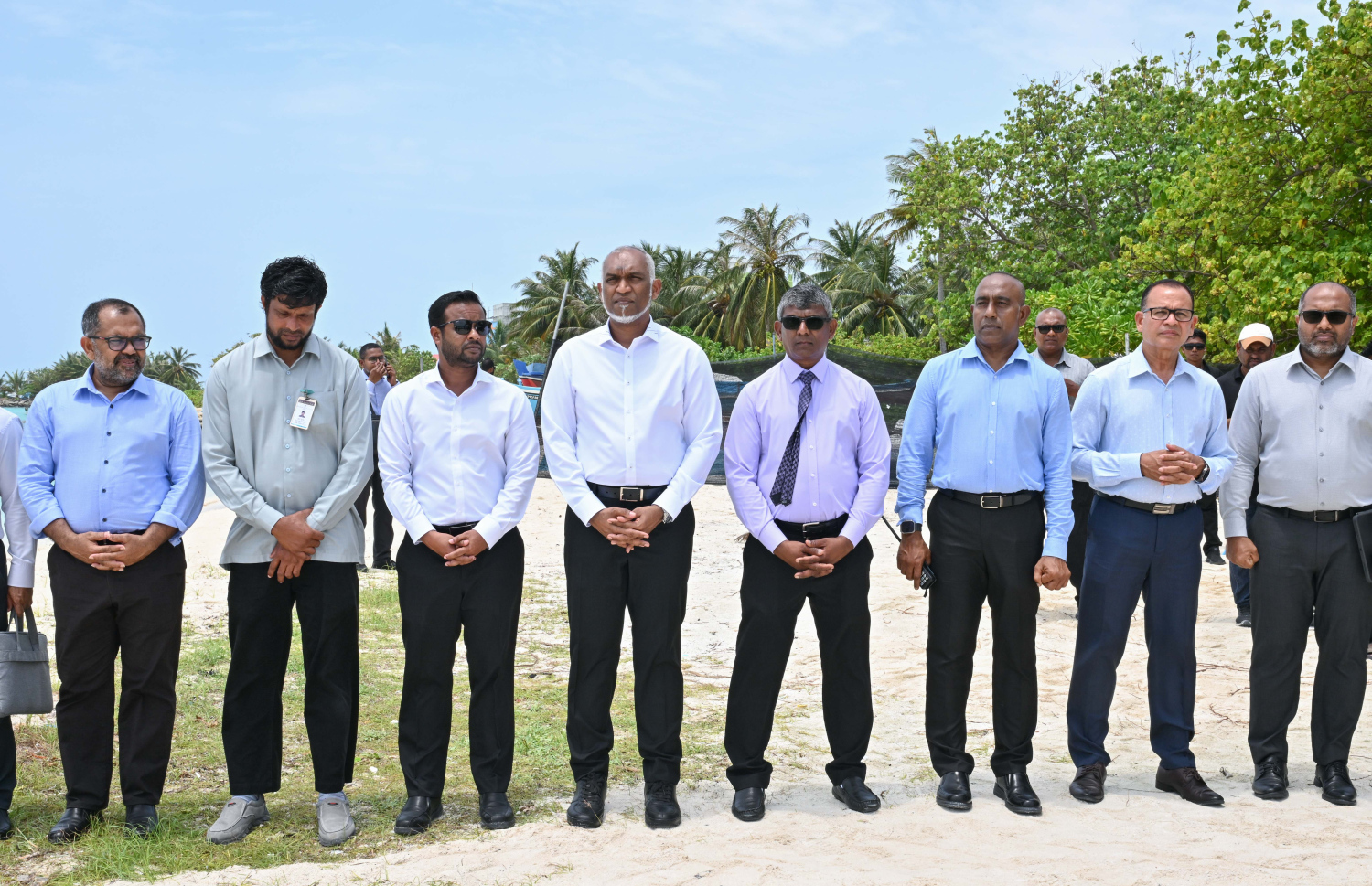 ތުޅާދޫ އެއާޕޯޓަށް ބޭނުންވާ ބިން ހިއްކުމުގެ މަސައްކަތް ފެށުމުގެ ރަސްމިއްޔާތުގައި ރައީސް މުއިއްޒާއި ސަރުކާރުގެ ބައެއް އިސްވެރިން ބައިވެރިވެވަޑައިގަންނަވަނީ.---ފޮޓޯ: ރައީސް އޮފީސް