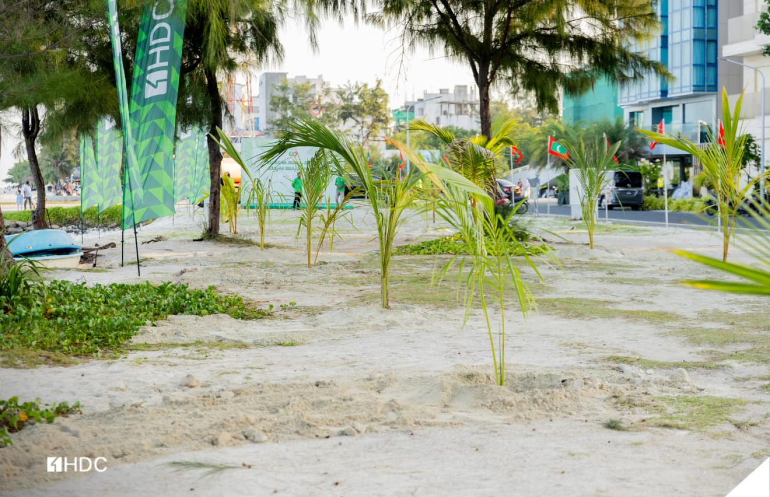 ދަނޑުވެރިކަމާ ބެހޭ މިނިސްޓްރީ އާއި އެޗްޑީސީގެ ގުޅިގެން ހުޅުމާލޭގައި 60 ރުއް އިންދުމަށް ބޭއްވި ރަސްމިއްޔާތު.-- ފޮޓޯ: އެޗްޑީސީ