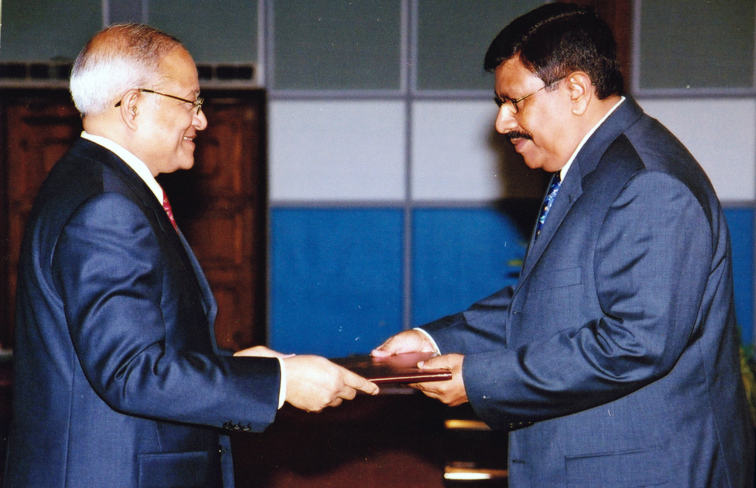 އެމްޔޫ މަނިކު (ކ) އަށް ރައީސް މައުމޫން 2022 ވަނަ އަހަރު ޝަރަފްވެރިކަމުގެ އިނާމު އަރުވަނީ. -- ފޮޓޯ: ރައީސް އޮފީސް