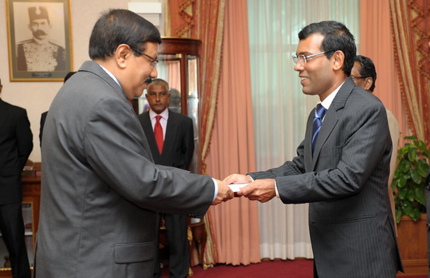 އެމްޔޫ މަނިކު (ވ) އަށް ރައީސް ނަޝީދު 2010 ވަނަ އަހަރު ދައުލަތަށް ގިނަދުވަހު ހިދުމަތް ކުރެއްވި އިއްޒަތްތެރިޔާގެ ލަގަބު ދެއްވަނީ. -- ފޮޓޯ: ރައީސް އޮފީސް