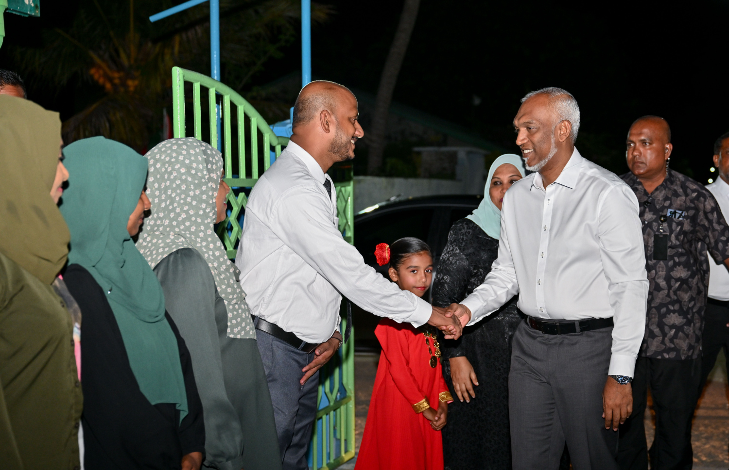 ދަރަވަންދޫ ރައްޔިތުންނާ ބައްދަލުކުރައްވަން ރައީސް މުއިއްޒު މިރޭ ވަޑައިގަތުމުން އެ މަނިކުފާނަށް މަރުހަބާ ދަންނަވަނީ.---ފޮޓޯ: ރައީސް އޮފީސް