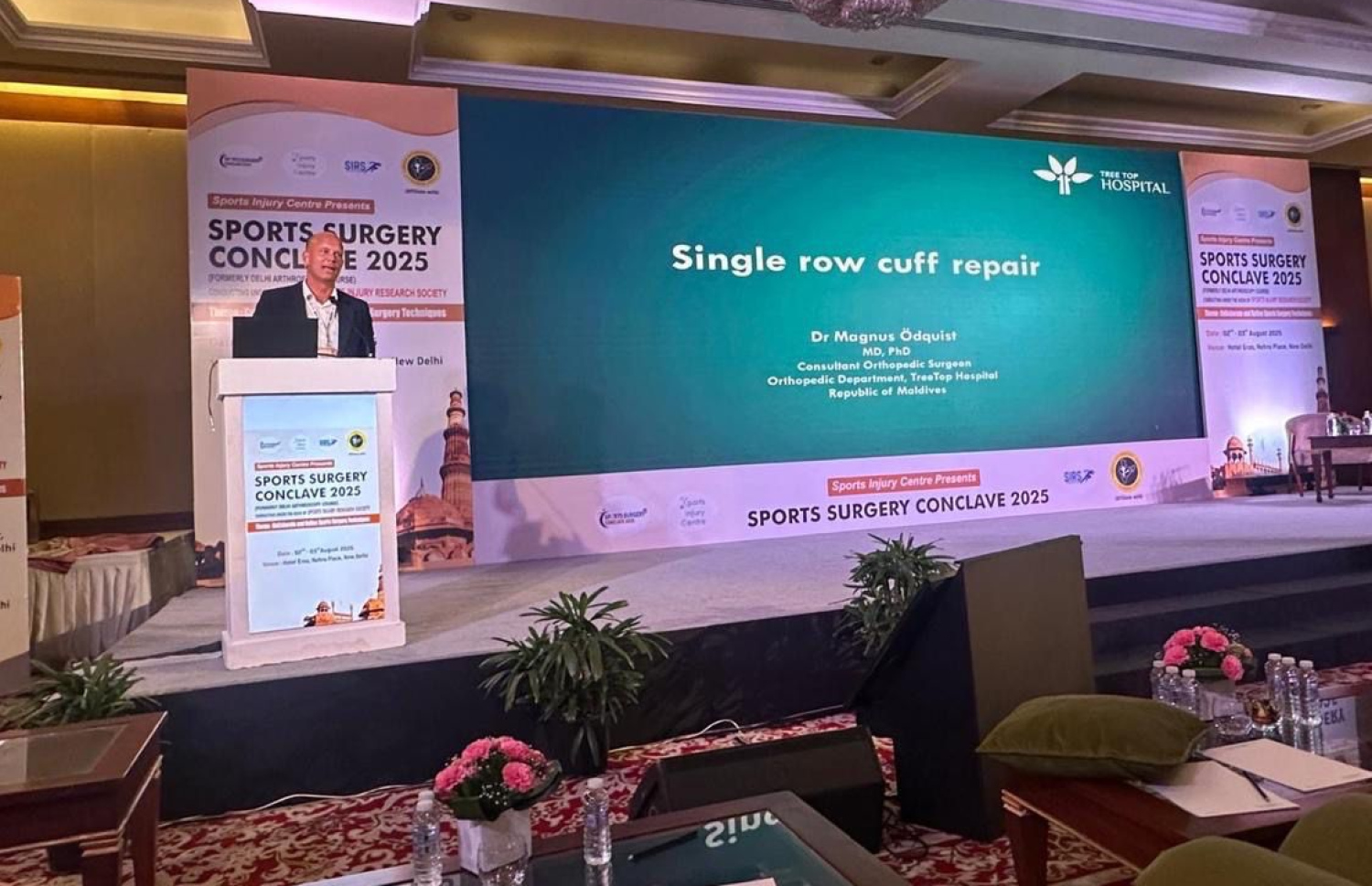 ޑރ. މެގްނަސް ބައިނަލްއަގްވާމީ ކޮންފަރެންސެއްގައި ތަގުރީރުކުރައްވަނީ.