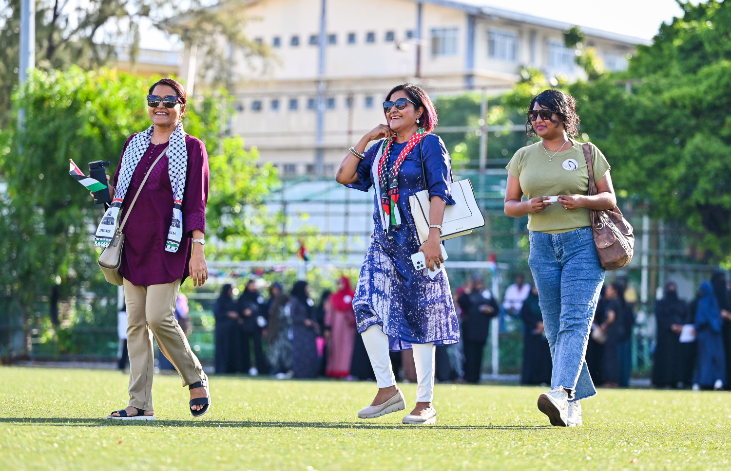 ކުރީގެ ރައީސް މައުމޫން އަބްދުލްގައްޔޫމްގެ ދެބޭފުޅުން ކަމަށްވާ ޔުމްނާ މައުމޫނާއި ދުންޔާ މައުމޫން، އިޒްރޭލުގެ އަނިޔާވެރިކަމާ ދެކޮޅަށް އަޑުއުފުލަން މާފަންނު ސްޓޭޑިއަމްގައި ބޭއްވި އެއްވުމަށް ވަޑައިގަންނަވަނީ.---ފޮޓޯ: ނިޝާން އަލީ| މިހާރު