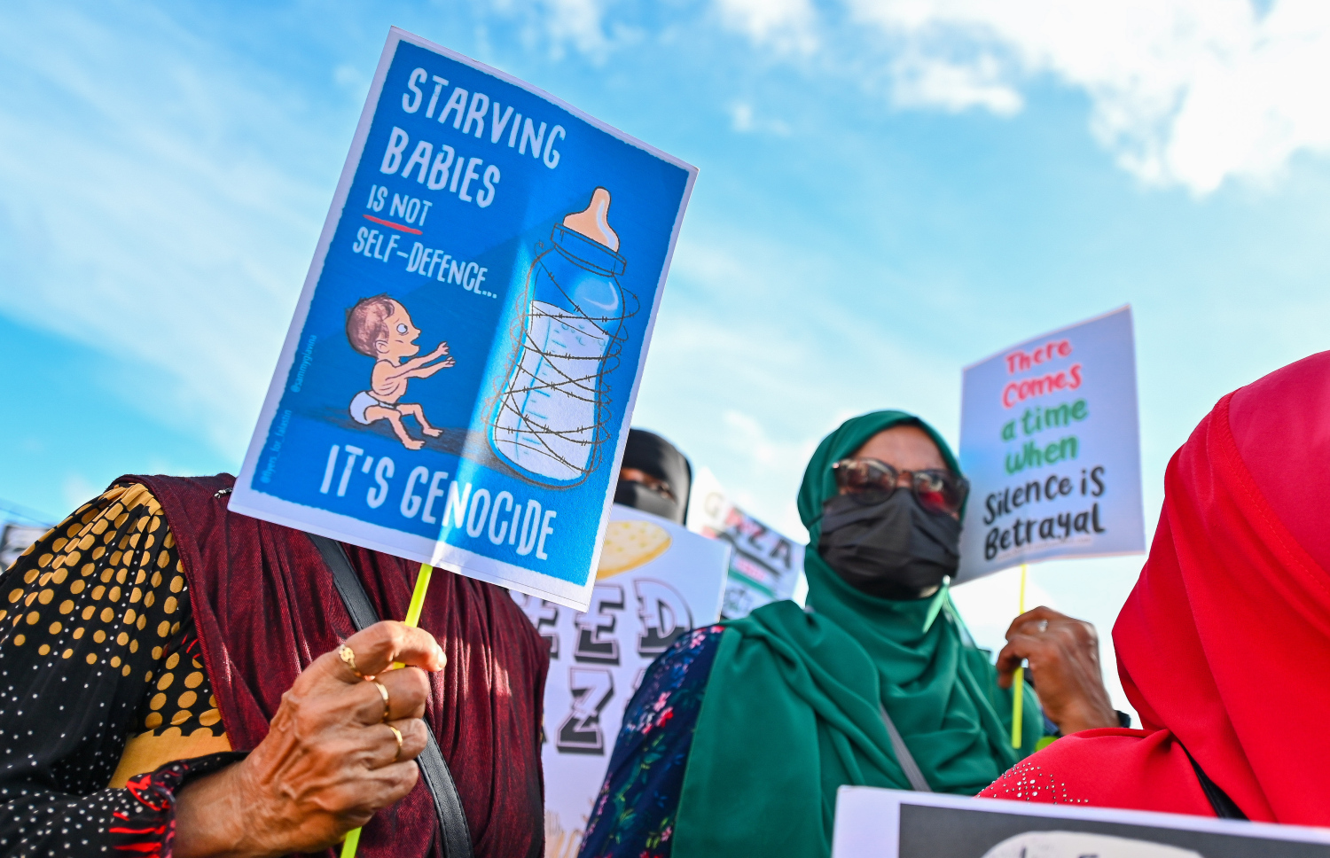 އިޒްރޭލުގެ ޖަރީމާތަކާ ދެކޮޅަށް މާލޭގައި ބޭއްވި ބޮޑު އެއްވުމުގެ ބައިވެރިން ޕޯސްޓަރުތައް ހިފައިގެން: މި އެއްވުމުގައި ވަރަށް ގިނަ ބަޔަކު ބައިވެރިވެ ދިވެހިންގެ ޝުއޫރު ހާމަކުރި.--- ފޮޓޯ: ފަޔާޒު މޫސާ | މިހާރު