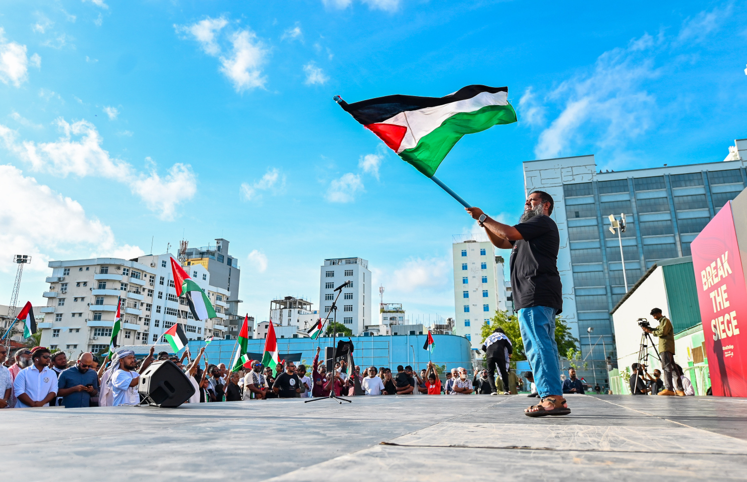 އިޒްރޭލުގެ ޖަރީމާތަކާ ދެކޮޅަށް މިއަދު ބޭއްވި ބޮޑު އެއްވުމުގައި މީހަކު ފަލަސްތީންގެ ބޮޑު ދިދަ ވިހުރުވާލަނީ.--- ފޮޓޯ: ފަޔާޒު މޫސާ | މިހާރު