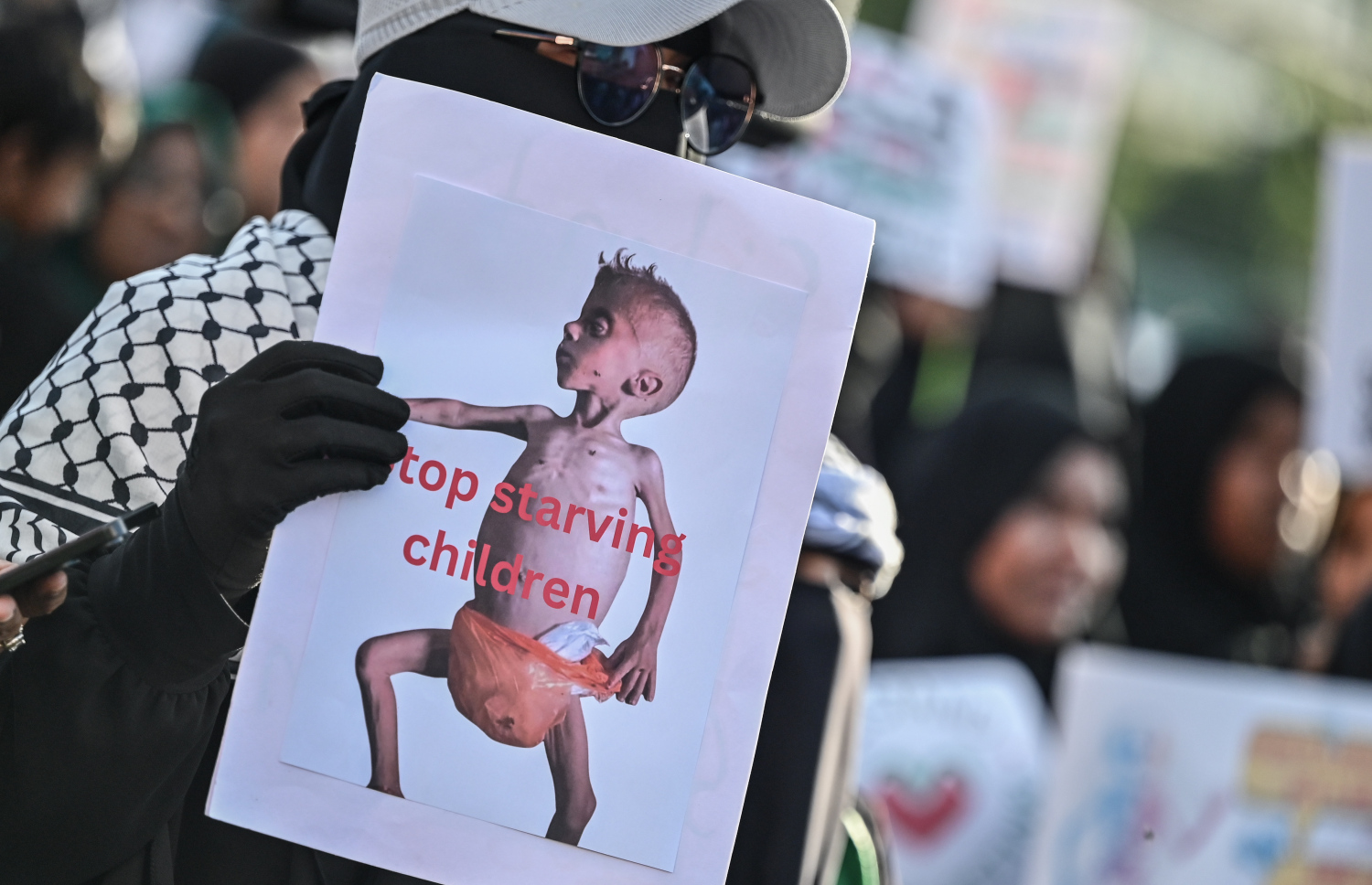 ގާޒާގައި ކާނެ އެއްޗެއް ނުލިބި އަނަރޫފަ ވެފައިވާ ކުއްޖެއްގެ ފޮޓޯ ހިފައިގެން ހުރެ ފަލަސްތީނުގެ ރައްޔިތުންގެ ހާލަތު ބަޔާން ކޮށްދެނީ.--- ފޮޓޯ: ފަޔާޒު މޫސަ | މިހާރު