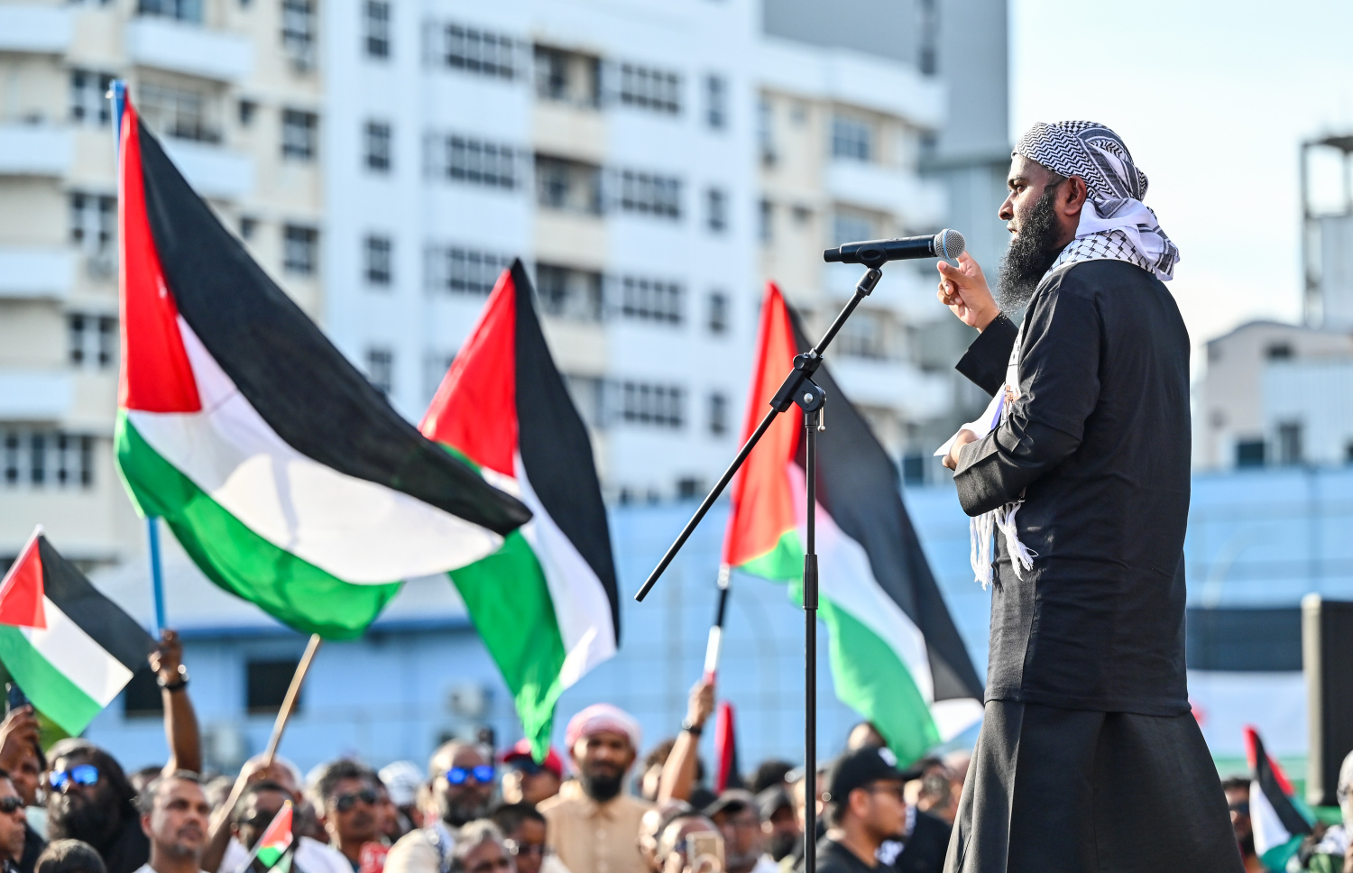 އިޒްރޭލުގެ ޖަރީމާތަކާ ދެކޮޅަށް މިއަދު ބޭއްވި އެއްވުމުގައި ޝޭހް އާދަމް ނިޝާން ފަލަސްތީނާ ބެހޭގޮތުން ދީނީ މައުލޫމާތު ދެއްވަނީ.--- ފޮޓޯ: ފަޔާޒު މޫސާ | މިހާރު