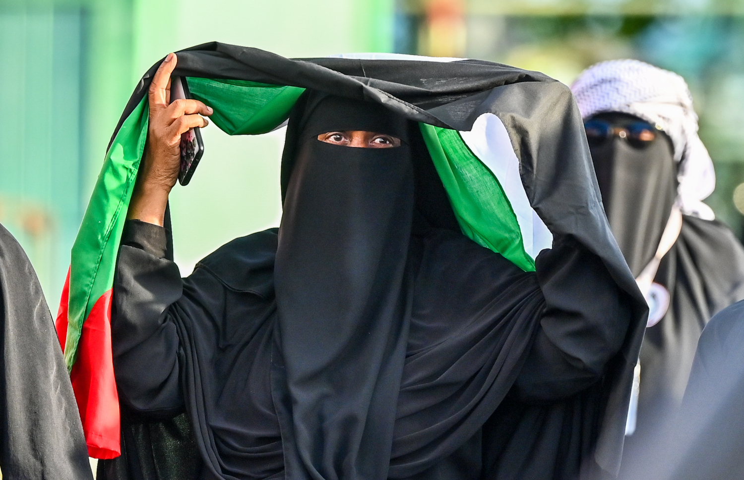 އިޒްރޭލުގެ ޖަރީމާތަކާ ދެކޮޅަށް އެއްވުމުގައި ބައިވެރިވި މީހަކު ފަލަސްތީނުގެ ދިދަ ހިފައިގެން.--- ފޮޓޯ: ފަޔާޒު މޫސާ | މިހާރު