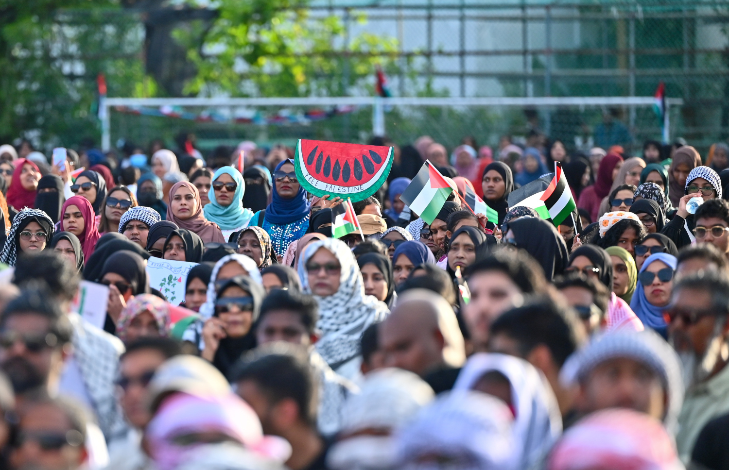 އިޒްރޭލުގެ ޖަރީމާތަކާ ދެކޮޅަށް ބޭއްވި ބޮޑު އެއްވުމުގައި ގިނަ އަދަދެއްގެ ބަޔަކު ބައިވެރިވަނީ.--- ފޮޓޯ: ފަޔާޒު މޫސާ | މިހާރު