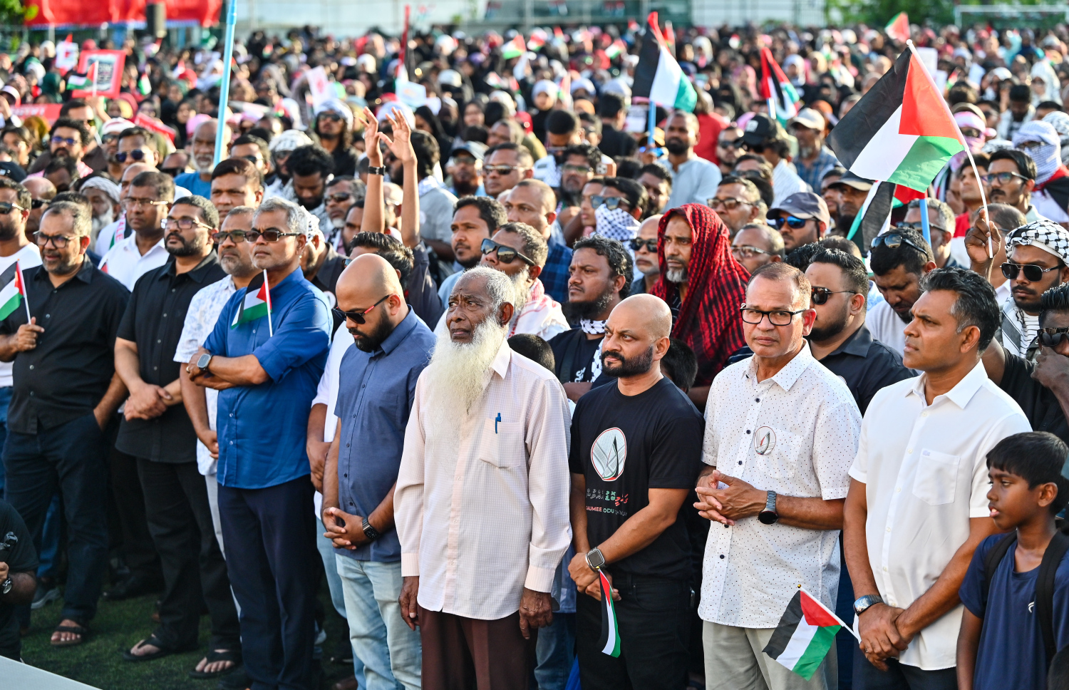 އިޒްރޭލުގެ ޖަރީމާތަކާ ދެކޮޅަށް ބޭއްވި އެއްވުން: އިންޓަނޭޝަނަލް އެއިޑް ކެމްޕެއިންގެ އިސް ނެގުމަށް ބޭއްވި މި އެއްވުމަށް ފޮރިން މިނިސްޓަރު ޑރ. އަބްދުﷲ ހަލީލާއި އެހެން މިނިސްޓަރުންނާއި މާލޭ ސިޓީގެ މޭޔަރު އާދަމް އާޒިމް އަދި ސިޔާސީ އެކި ފިކުރުގެ އިސް ބައެއް ބޭފުޅުންނާއި ވަރަށް ގިނަ އަދަދެއްގެ އާންމު ވަނީ ބައިވެރިވެފައި. އަދި ކުރީގެ ނައިބު ރައީސް ފައިސަލް ނަސީމް ވެސް ވަނީ މި އެއްވުމުގައި ބައިވެރިވެވަޑައިގެންފައި.--- ފޮޓޯ: ފަޔާޒު މޫސާ | މިހާރު