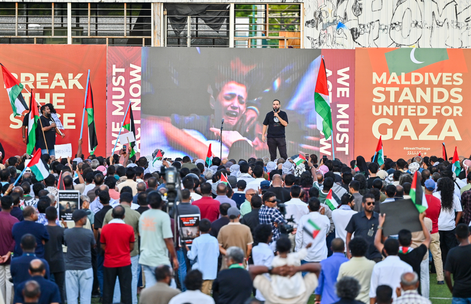 އިޒްރޭލުގެ ޖަރީމާތަކާ ދެކޮޅަށް ބޭއްވި ބޮޑު އެއްވުމުގައި ފަލަސްތީންގެ ކުރީގެ ނޫސްވެރިޔާ މަންސޫރު ޝޫމަން އެއްވުމުގެ ބައިވެރިންނާ މުހާތަބުކޮށް ވާހަކަ ދައްކަނީ.--- ފޮޓޯ: ފަޔާޒު މޫސާ | މިހާރު