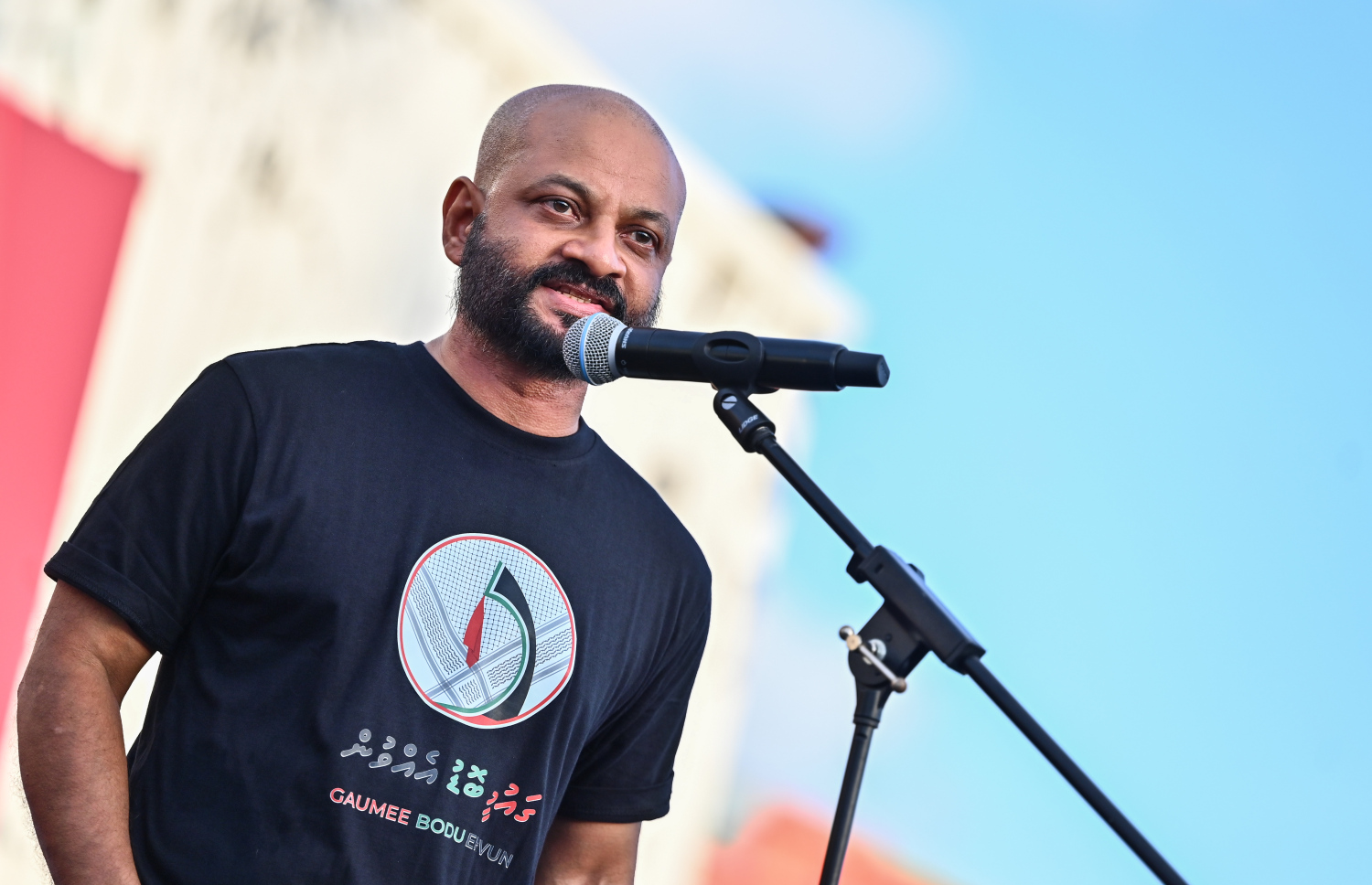 އިޒްރޭލުގެ ޖަރީމާތަކާ ދެކޮޅަށް މިއަދު ބޭއްވި ބޮޑު އެއްވުމުގައި ކުރީގެ ރައީސް މައުމޫންގެ ދަރިކަލުން ފާރިސް ވާހަކަ ދައްކަވަނީ.--- ފޮޓޯ: ފަޔާޒު މޫސާ | މިހާރު