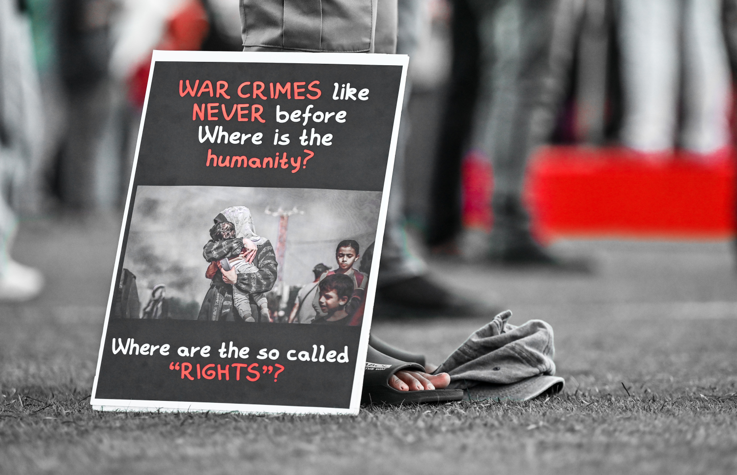 އިޒްރޭލުގެ އަނިޔާވެރިކަން ދައްކުވައިދޭ ފޮޓޯއަކާއި ލިޔުން ލިޔެފައިވާ ޕޯސްޓަރެއް ހިފައިގެން މިއަދުގެ ބޮޑު އެއްވުމުގައި މީހަކު ބައިވެރިވަނީ.--- ފޮޓޯ؛ ފަޔާޒު މޫސާ | މިހާރު