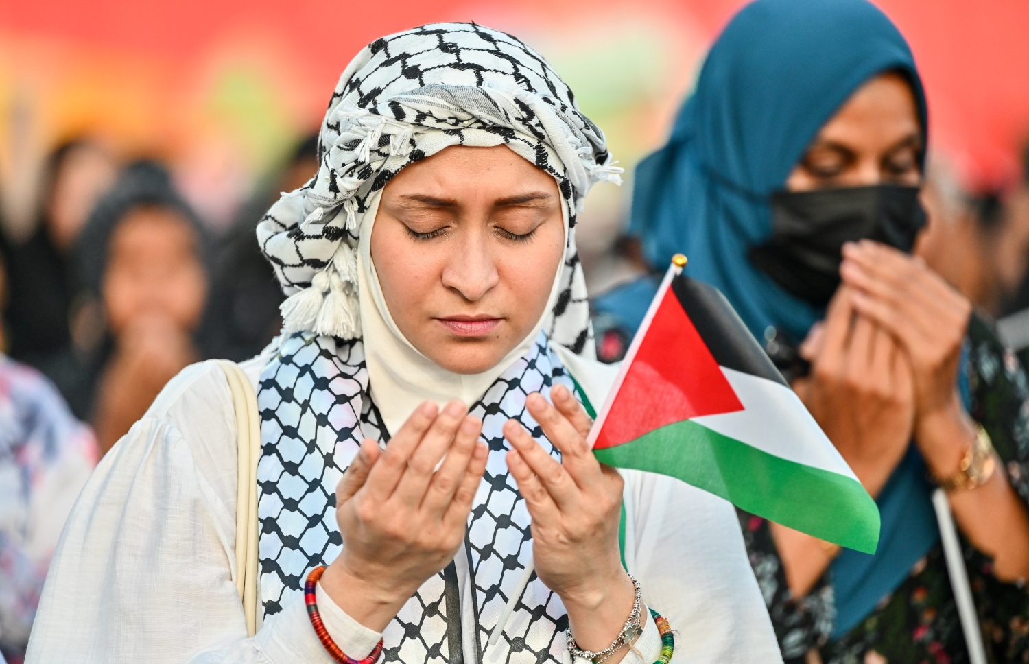 އިޒްރޭލުގެ ޖަރީމާތަކާ ދެކޮޅަށް މިއަދު ބޭއްވި ބޮޑު އެއްވުން ނިންމާލުމުގެ ގޮތުން ކުރި ދުއާގައި މިހާކު ބައިވެރިވަނީ.--- ފޮޓޯ: ފަޔާޒު މޫސާ | މިހާރު