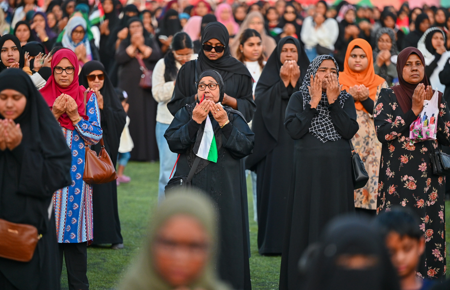 އިޒްރޭލުގެ ޖަރީމާތަކާ ދެކޮޅަށް މިއަދު ބޭއްވި ބޮޑު އެއްވުން ނިންމާލުމުގެ ގޮތުން ކުރި ދުއާގައި ބައިވެރިވުމުގެ ގޮތުން އެއްވުމުގެ ބައިވެރިން އަތް އުފުލައިގެން.--- ފޮޓޯ: ފަޔާޒު މޫސާ | މިހާރު