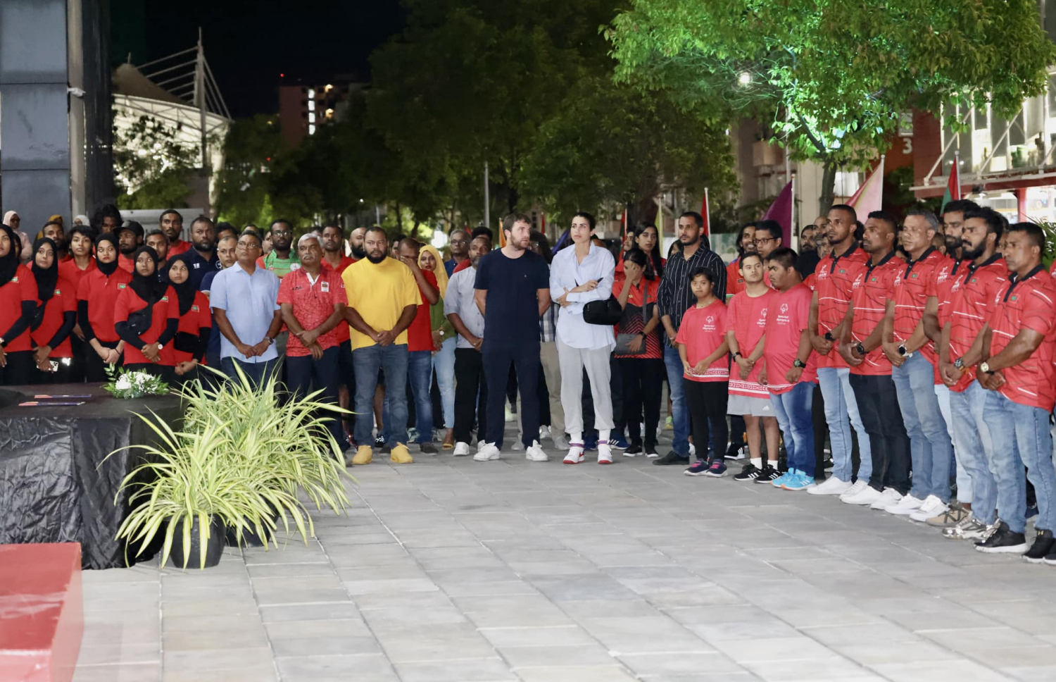 ކުޅިވަރުގެ ހަފުލާއެއްގައި އެތުލީޓުންނާއި އޮފިޝަލުން