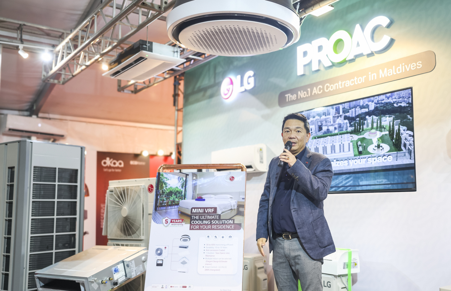 އެލްޖީގެ އެސިސްޓަންޓް ޑިރެކްޓަރު ޑެނިސް ޓޭން ވާހަކަ ދައްކަވަނީ. -- ފޮޓޯ: އަމާނީ އަބްދުﷲ | މިހާރު