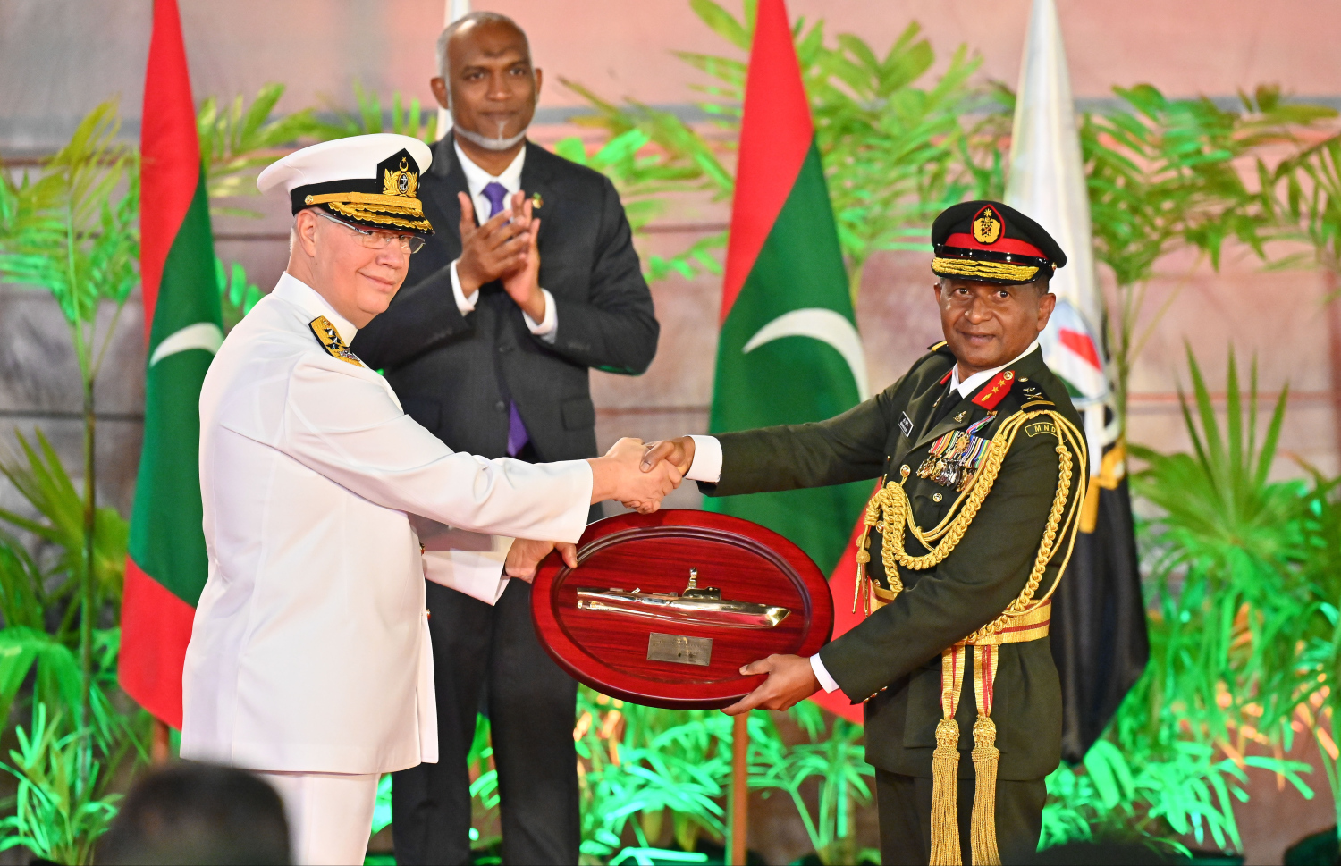 ތުރުކީން ރާއްޖެއަށް ހަދިޔާކުރި މަނަވަރު ދިވެހި ސިފައިންނާ ހަވާލުކޮށްދެއްވަނީ. ---ފޮޓޯ: ނިޝާން އަލީ| މިހާރު