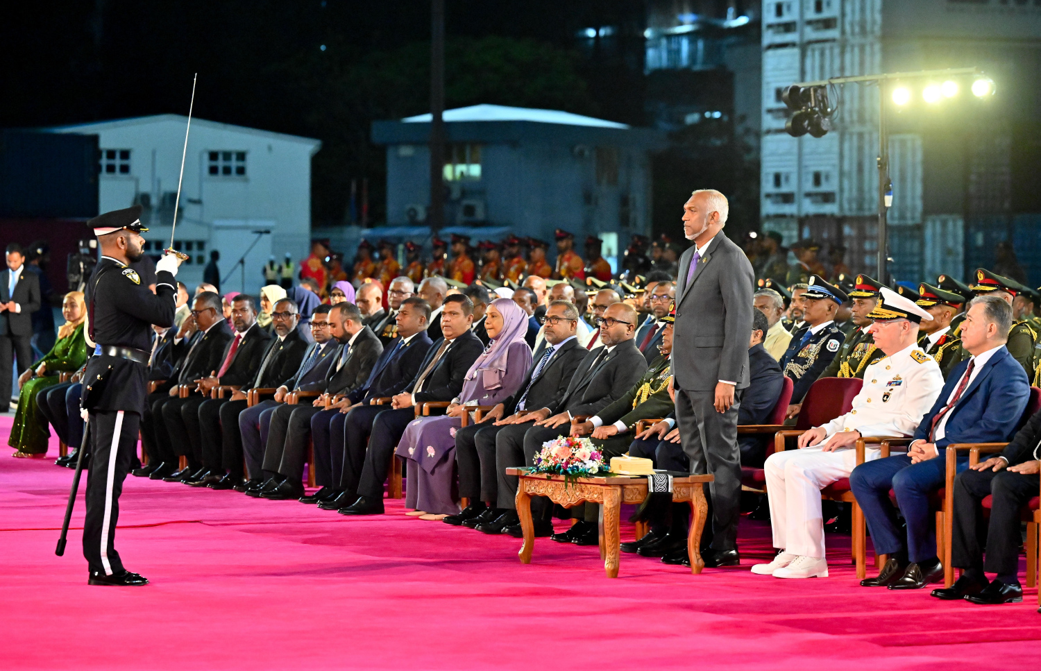 ތުރުކީ ސަރުކާރުން ހަދިޔާކުރާ އަސްކަރީ މަނަވަރު ޓީސީޖީ ވޮލްކަން (ޕީ-343) އެމްއެންޑީއެފާ ރަސްމީކޮށް ހަވާލުކުރުމަށް ރޭ ހުޅުމާލެ އެމްޕީއެލް ސަރަހައްދުގައި ބޭއްވި ހާއްސަ ރަސްމިއްޔާތުގައި ރައީސް ޑރ. މުހައްމަދު މުއިއްޒު ބައިވެރިވެވަޑައިގަންނަވަނީ.-- ފޮޓޯ: ނިޝާން އަލީ | މިހާރު