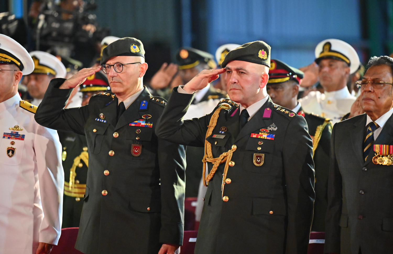 ތުރުކީ ސަރުކާރުން ހަދިޔާކުރާ އަސްކަރީ މަނަވަރު ޓީސީޖީ ވޮލްކަން (ޕީ-343) އެމްއެންޑީއެފާ ރަސްމީކޮށް ހަވާލުކުރުމަށް ރޭ ހުޅުމާލެ އެމްޕީއެލް ސަރަހައްދުގައި ބޭއްވި ހާއްސަ ރަސްމިއްޔާތުގައި ތުރުކީ ސިފައިން ބައިވެރިވަނީ.-- ފޮޓޯ: ނިޝާން އަލީ | މިހާރު